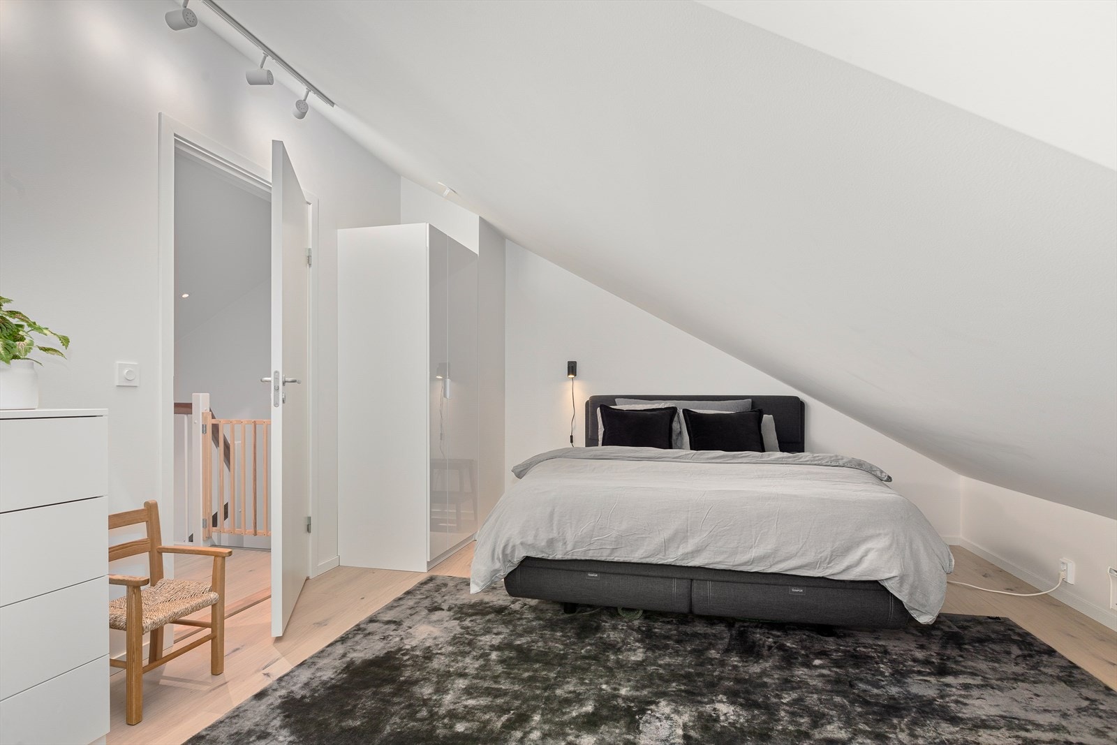 Romslig soverom på loft med plass til dobbeltseng og garderobe. Galleribilde