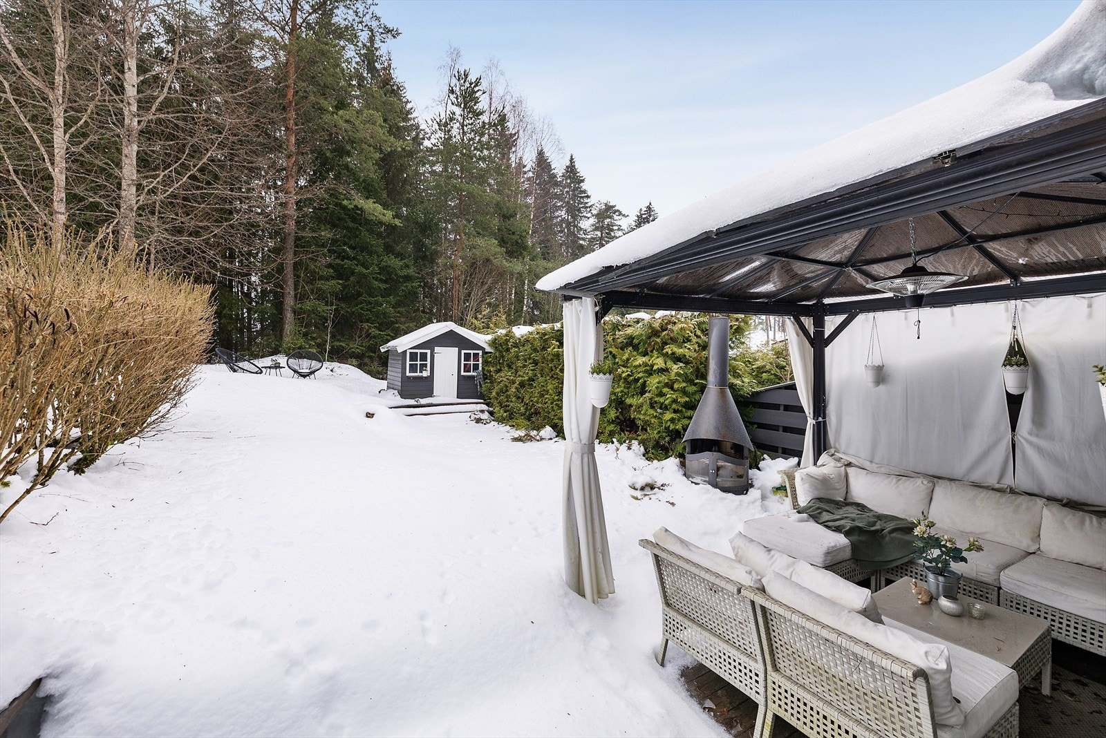 Fra kjøkkenet er det utgang til sydvendt terrasse på ca. 15 kvm og hage. Galleribilde