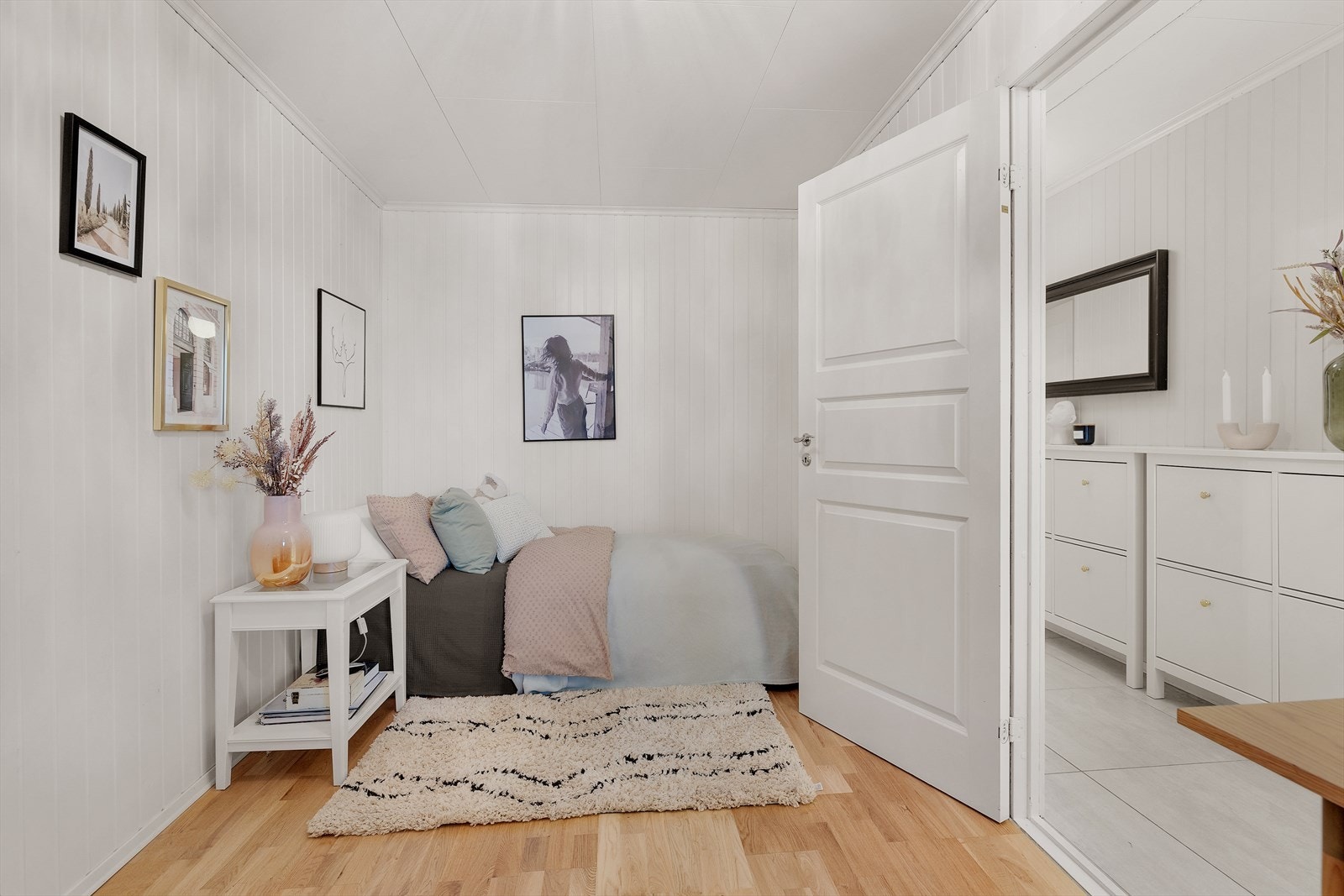 Soverom to er også av god størrelse og har plass til dobbeltseng og garderobeløsning. Galleribilde