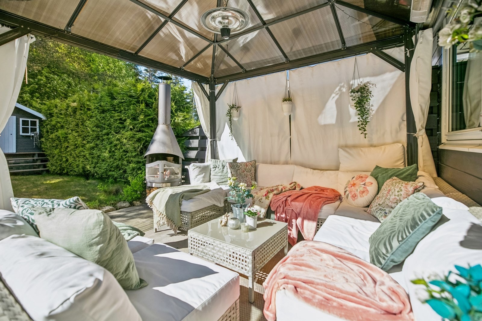 Terrasse sommerstid. Galleribilde
