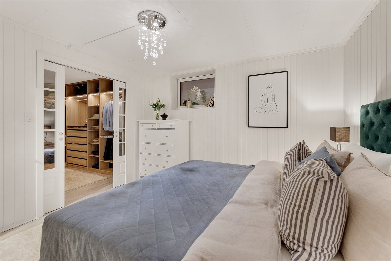 Fra hovedsoverommet er det adkomst til et stort walk-in closet. Galleribilde