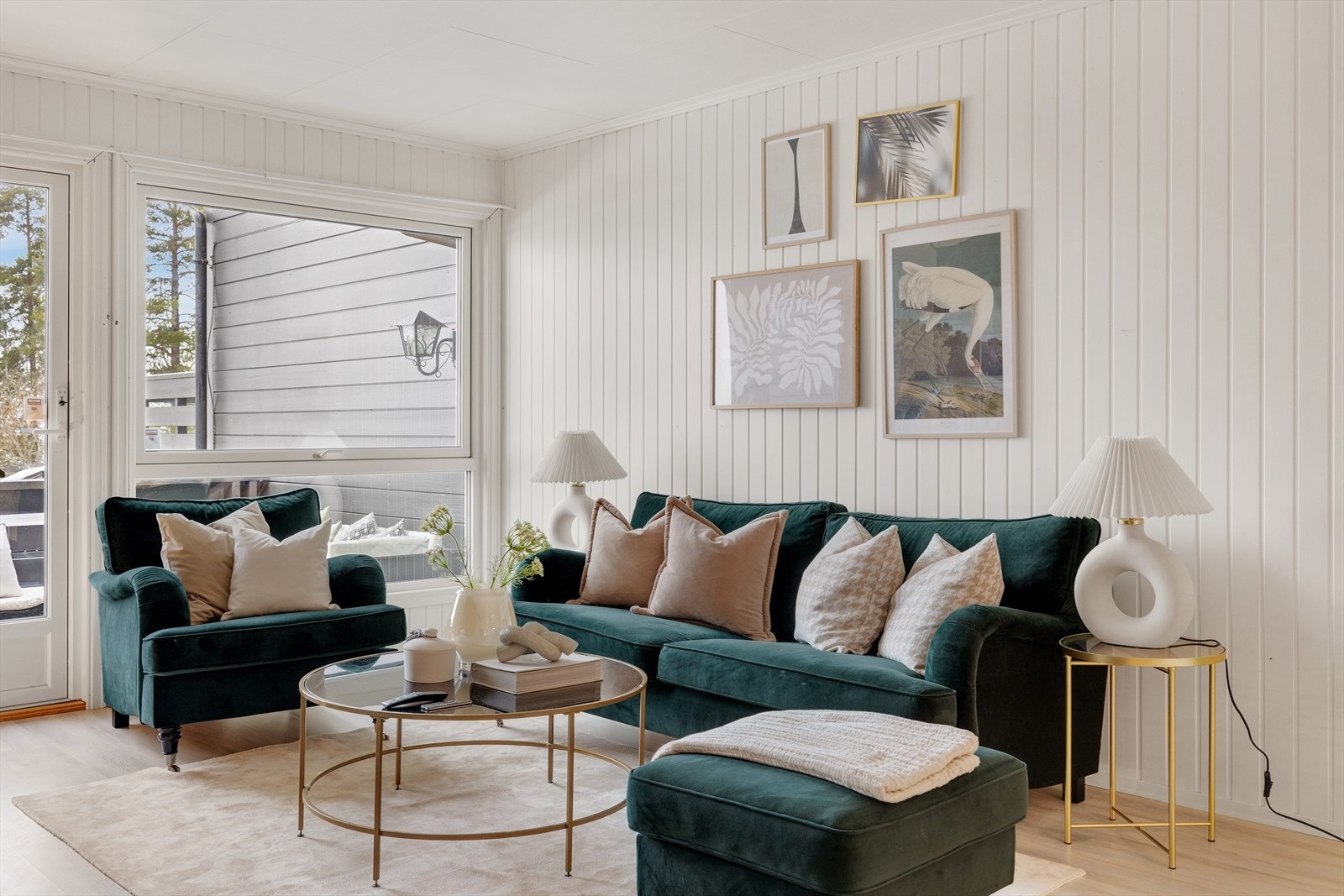 Store vindusflater som gir rikelig med luft og lys. Galleribilde
