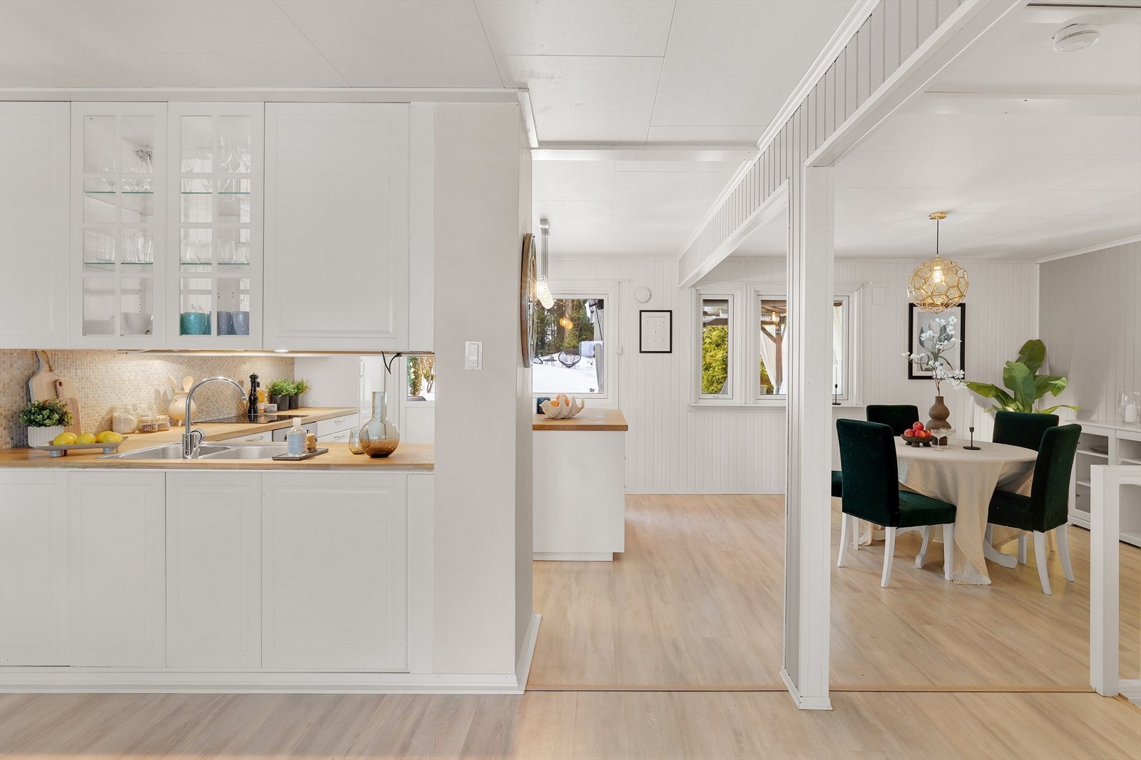 Stuen har en åpen løsning mot kjøkkenet. Galleribilde