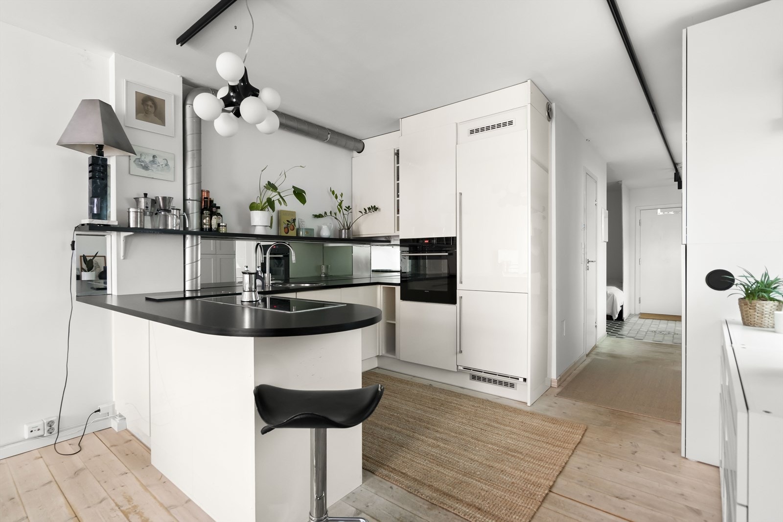 Kjøkkenet har en glatt laminert kjøkkeninnredning med integrerte hvitevarer inkl. vaskemaskin Galleribilde