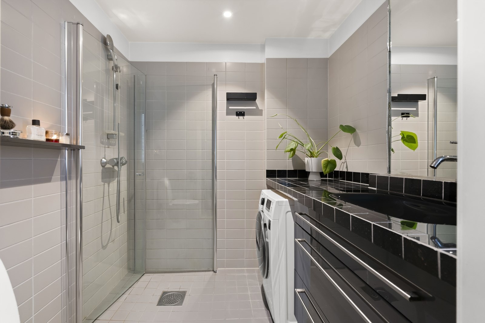 Badet er flislagt og har gulvvarme som gir ekstra komfort Galleribilde