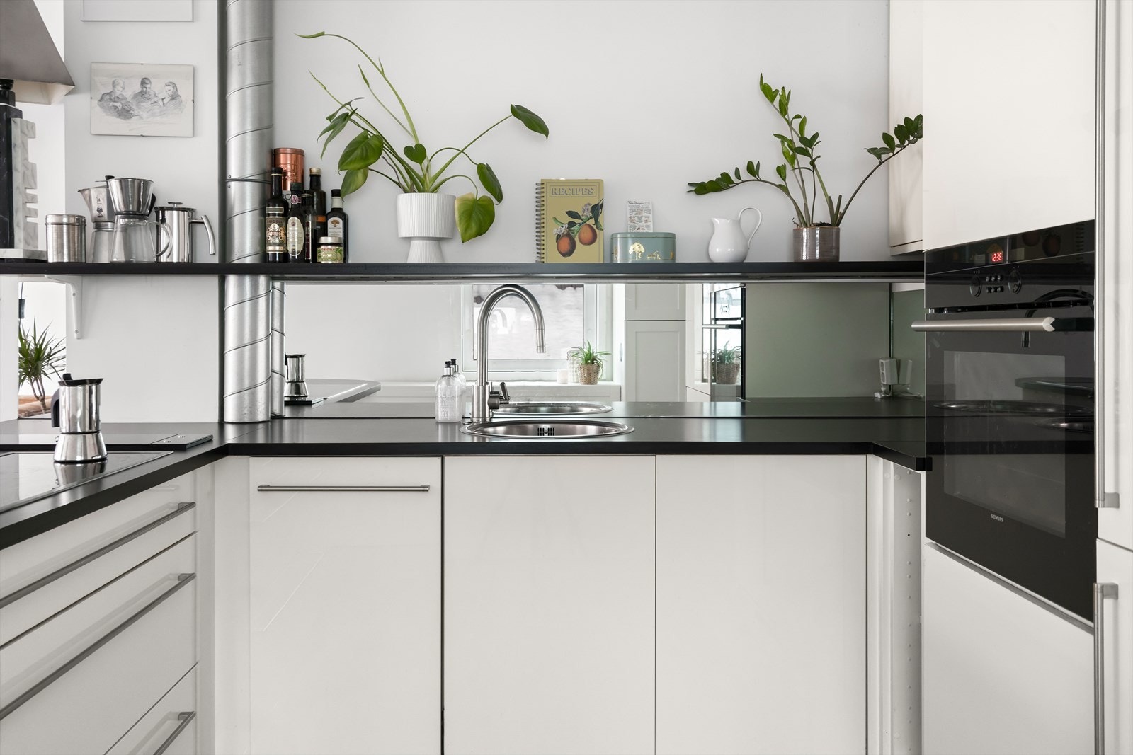 Kjøkkenventilatoren har avtrekk ut, og alt fremstår som funksjonelt med normal bruksslitasje Galleribilde