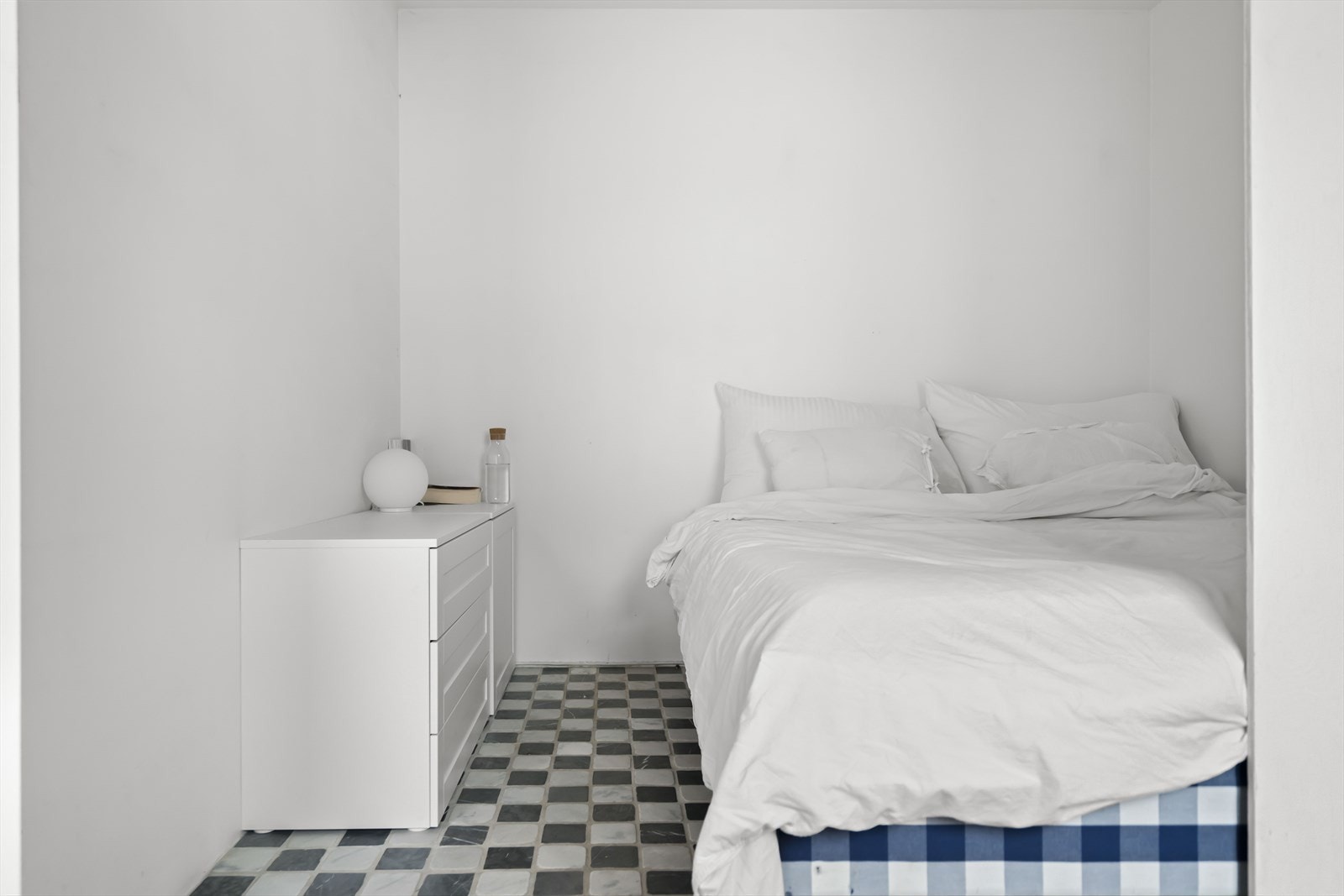 Leiligheten har en praktisk sovealkove som er smart avskjermet fra resten av oppholdsrommet Galleribilde