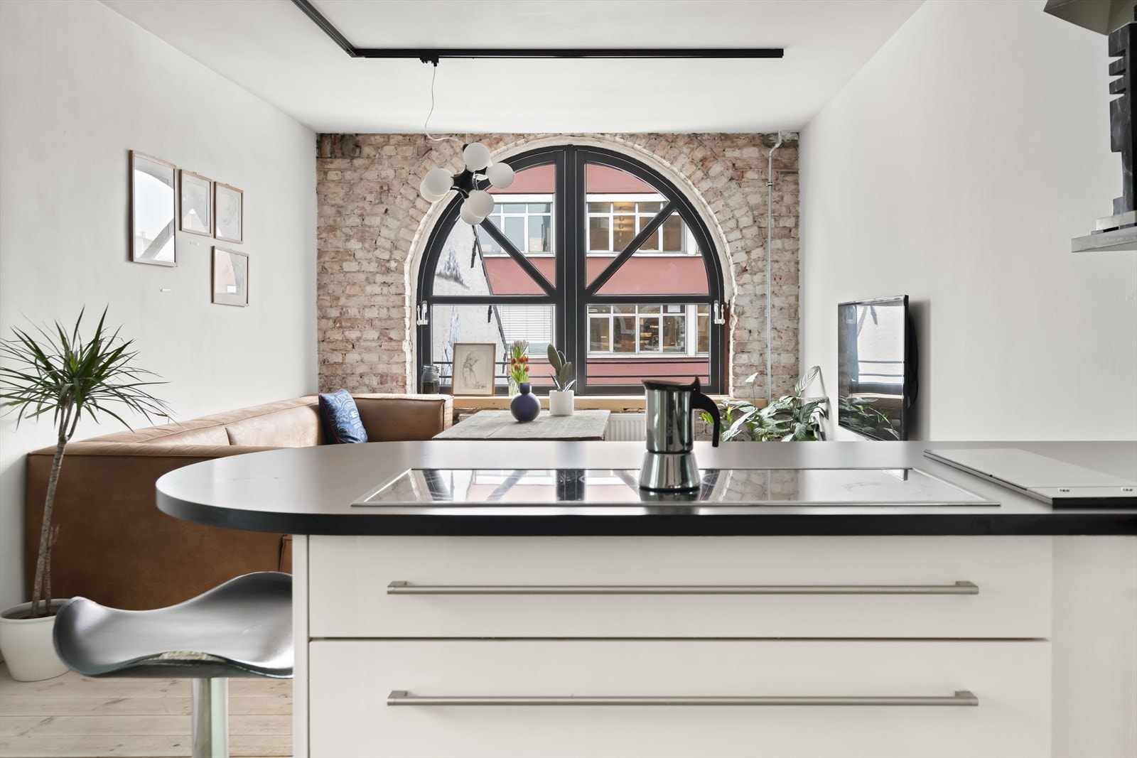 Åpen og praktisk kjøkkenløsning med et moderne og stilfullt design Galleribilde