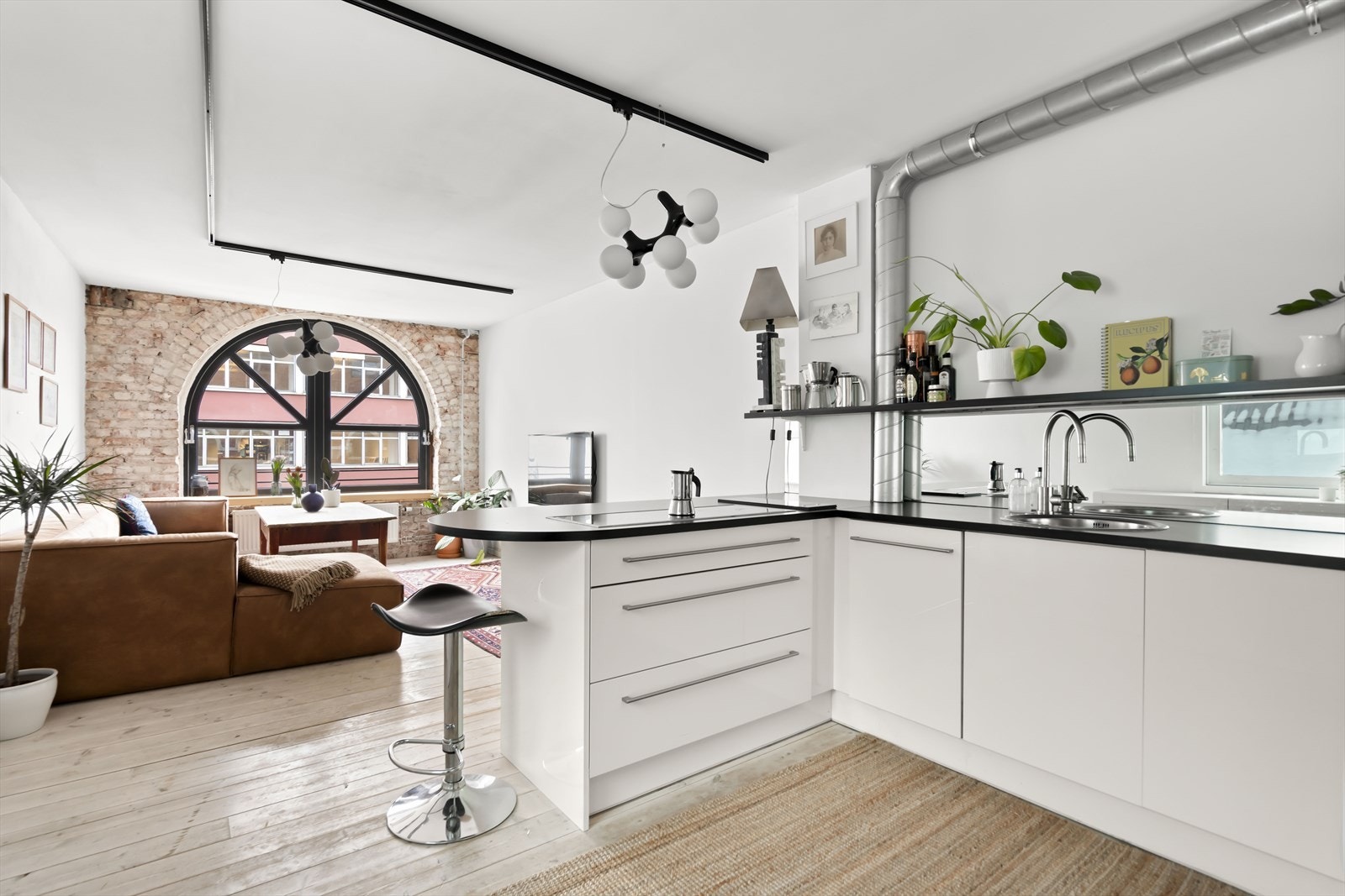 Stuen oppleves lys og luftig noe som understrekes med store vindusflater som slipper inn godt med naturlig dagslys Galleribilde