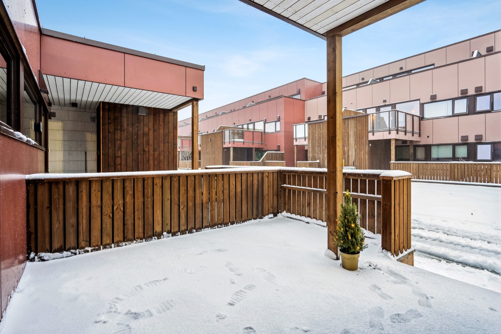 Egen inngang fra bakkeplan. Markterrasse og sportsbod ved inngangsparti Galleribilde