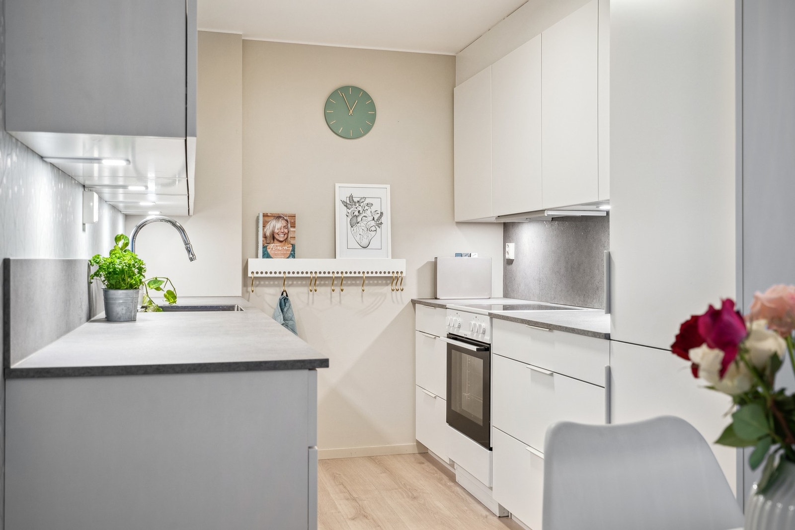 Kjøkken med integrert kjøleskap og oppvaskmaskin Galleribilde