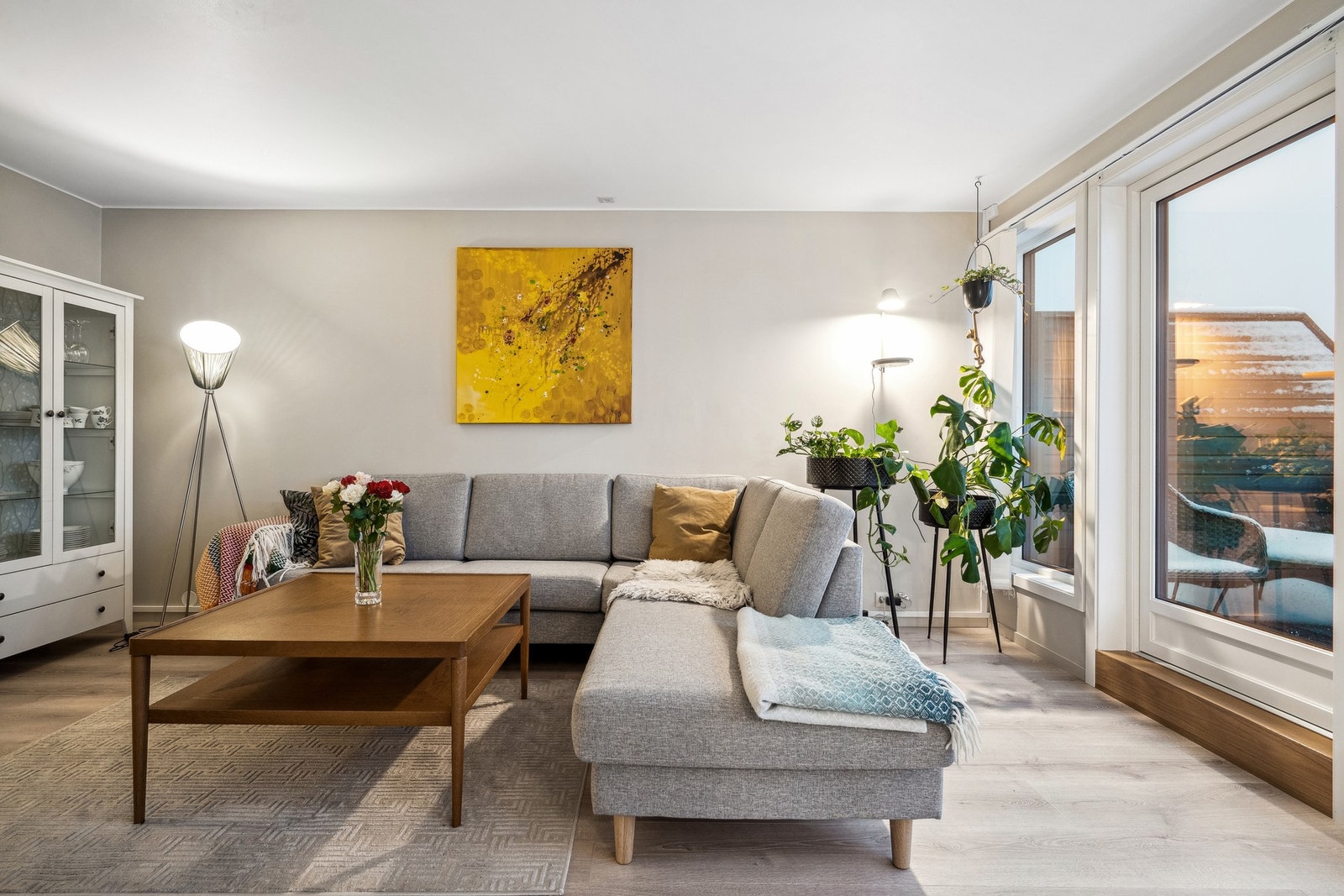 Romslig stue med utgang til balkong Galleribilde