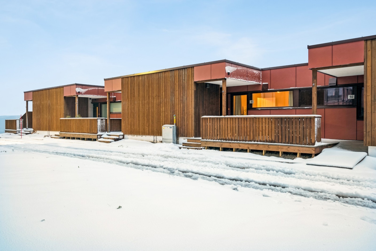 Leilighetens fasade er nylig rehabilitert. Varden borettslag er attraktivt og veldrevet, kjent for sine flotte uteområder og gode sol og utsiktsforhold. Sentralt beliggende med gangavstand til UNN/ UiT Galleribilde