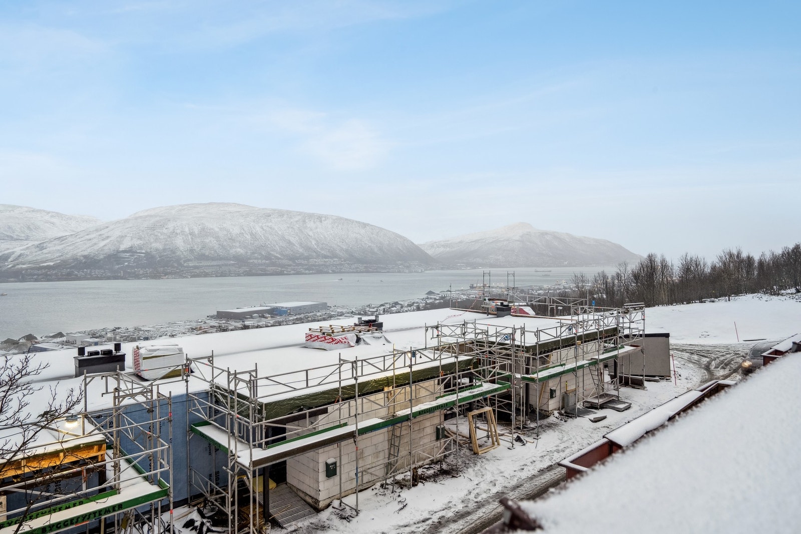 Gode bussforbindelser rett ved boligen til sentrum og UNN/UiT. Bussen går også via jekta til Kvaløya og via sentrum til Tromsdalen. Rute 20 og 42 Galleribilde