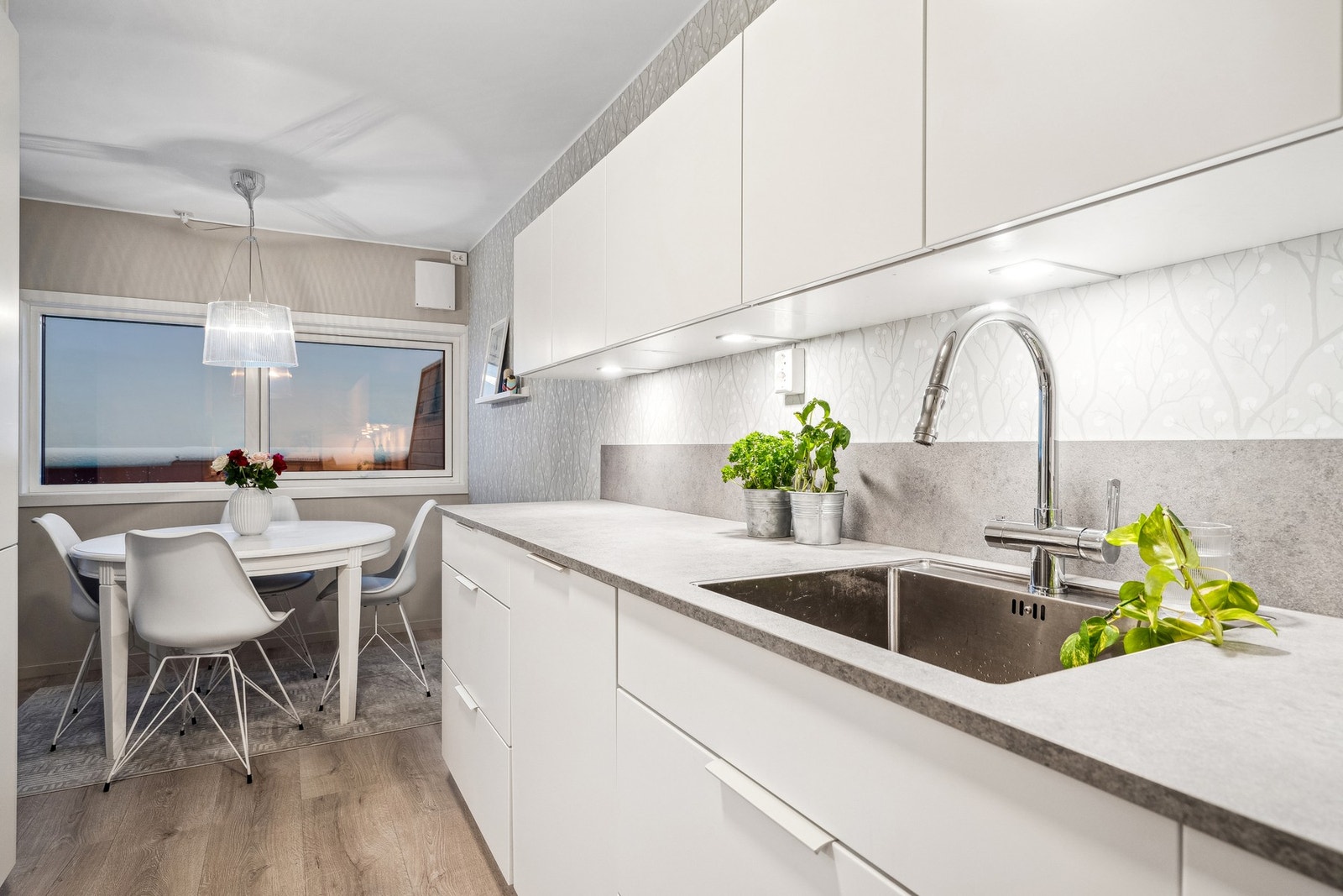 Velkommen til Varden 51- En lys og oppusset 2-roms andelsbolig med veranda og fast parkeringsplass. Gangavstand til UNN/UiT. Galleribilde