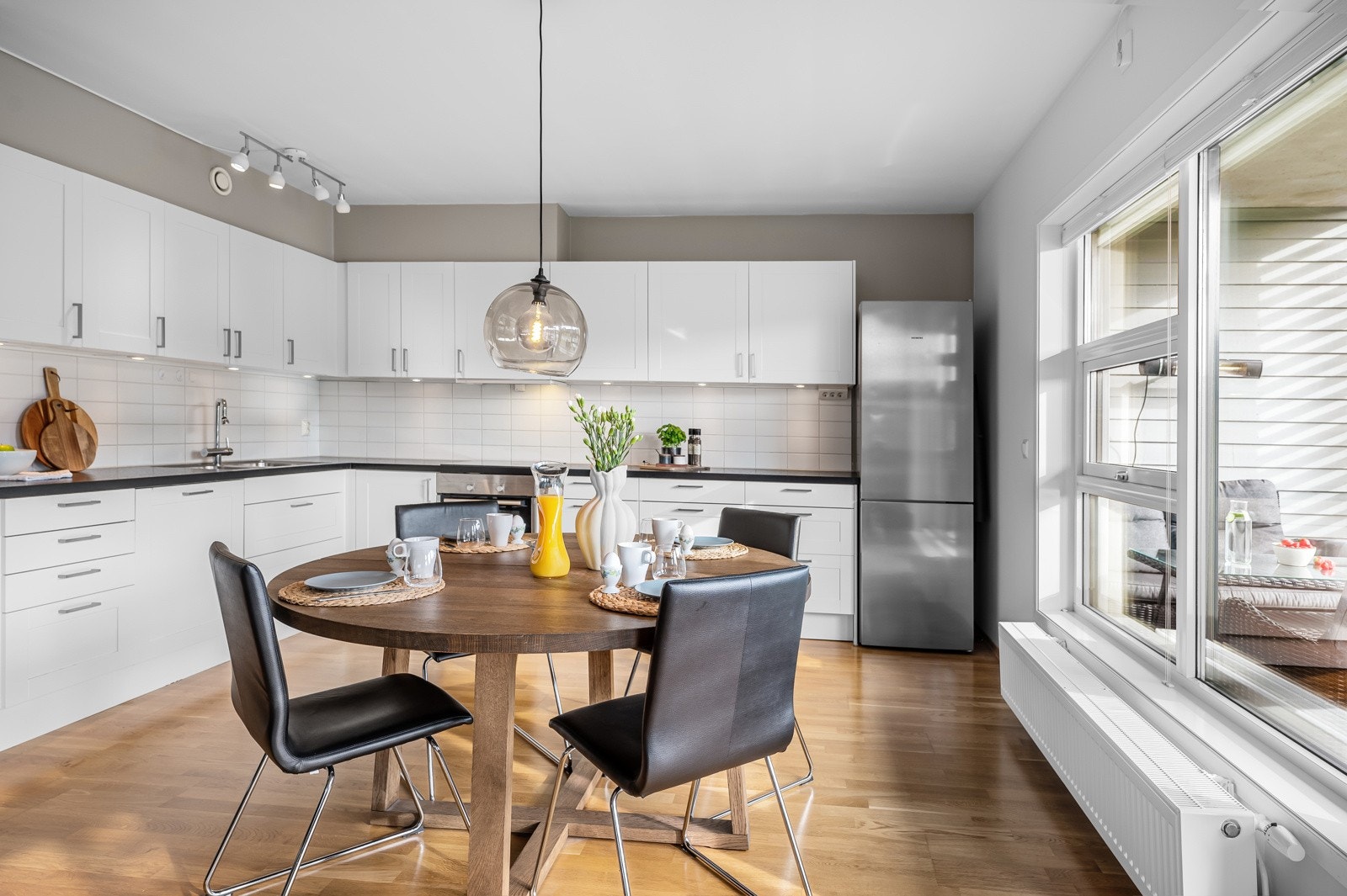 Leiligheten varmes opp ved vannbåren oppvarming med varmekonvektor. Galleribilde