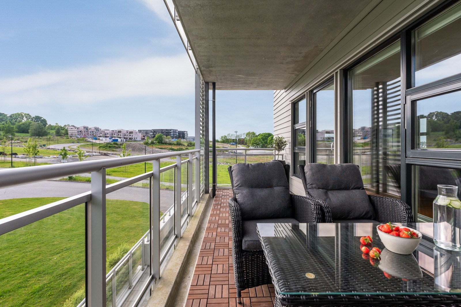 Fantastisk balkong med fri utsikt og kveldssol. Galleribilde