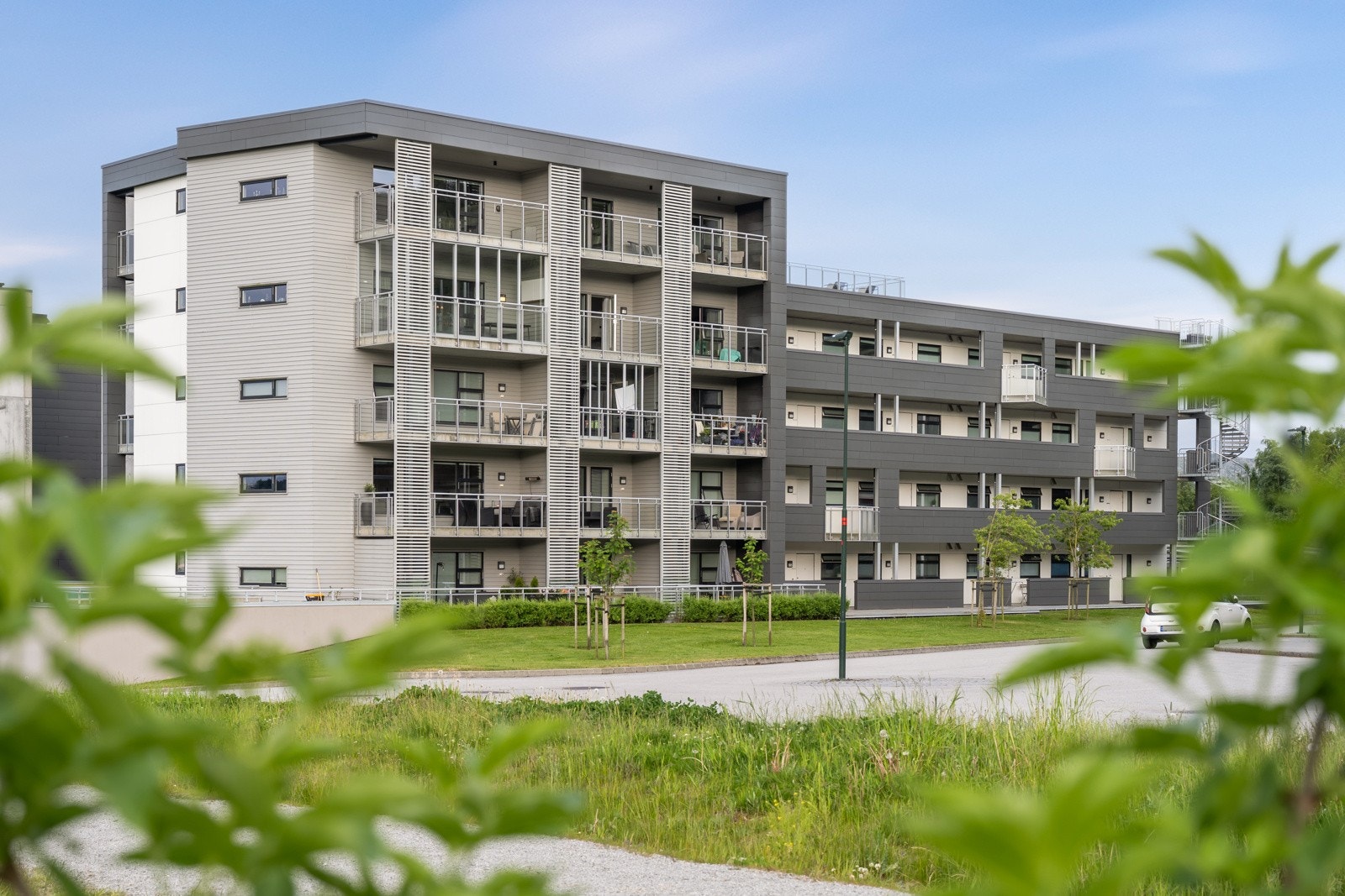 Leiligheten har en nydelig beliggenhet i en av Stavangers mest attraktive bydeler med nyere bebyggelse og grønne fellesområder. Galleribilde