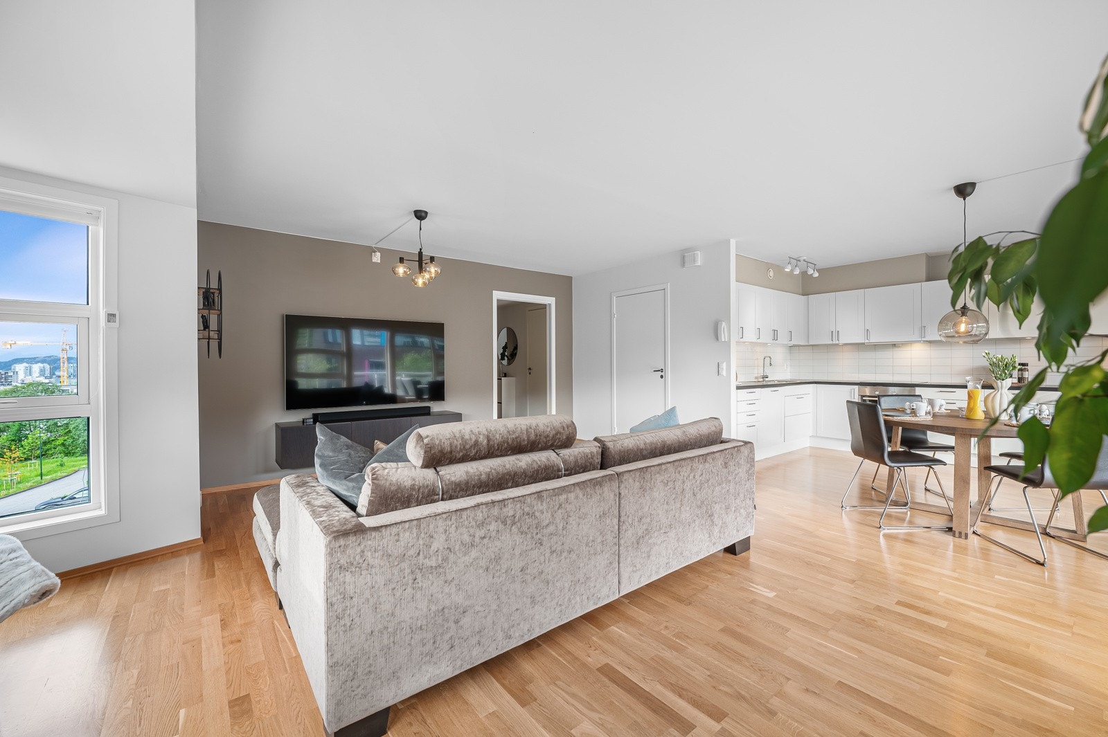 Leiligheten har en åpen og luftig stue/kjøkken løsning. Galleribilde