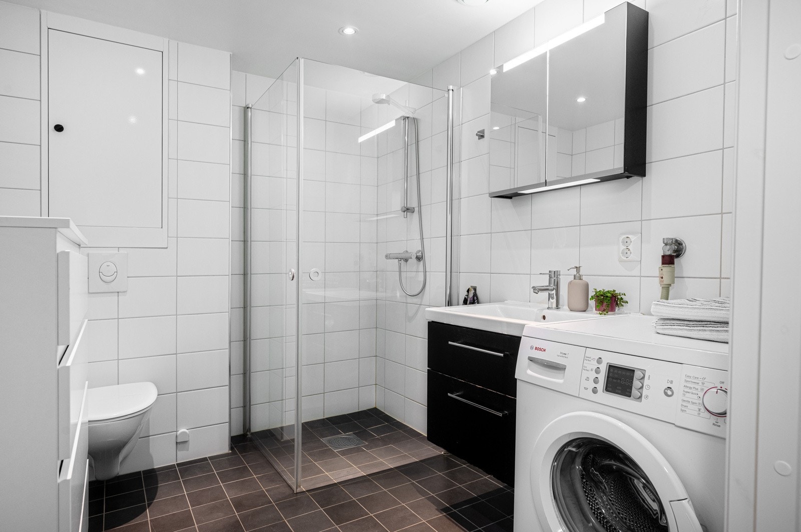 Pent, flislagt baderom. Galleribilde