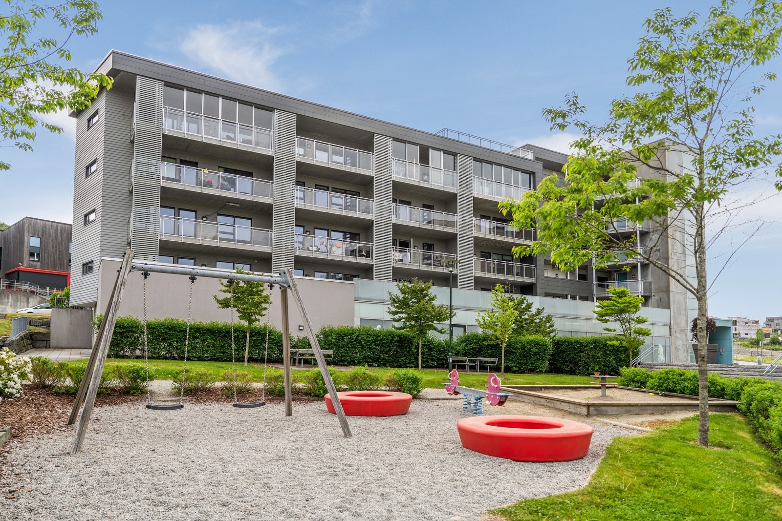 Jernbane og busstopp ligger i kort avstand fra blokken i tillegg til Stadionparken med butikker og Viking stadion. Større bedrifter er også etablert i området. Galleribilde