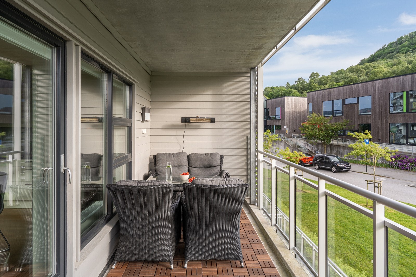 Det ble lagt nytt terrassegulv i april 2024. Galleribilde