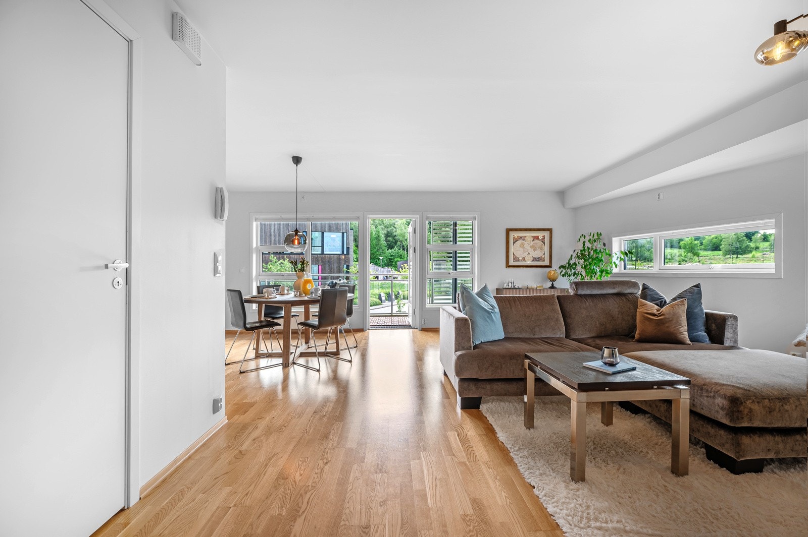 Tilkomst til innvendig lagringsbod fra stuen. Galleribilde