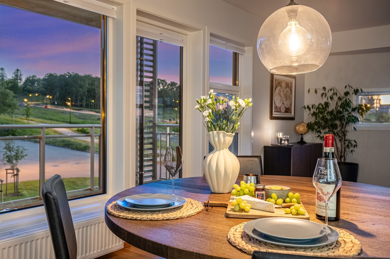 Leiligheten har en romslig, solrik balkong med kveldssol og fri utsikt. Galleribilde