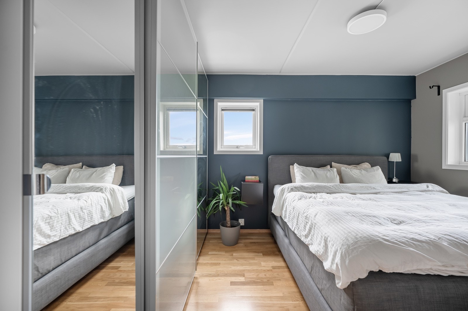 Soverommet er malt i tidsriktige og behagelige fargetoner. God plass til garderobeløsning. Galleribilde