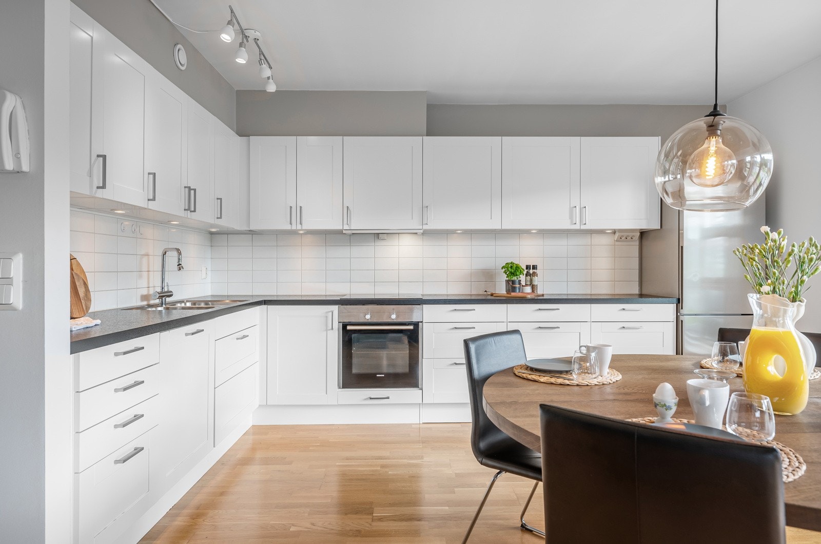 Praktisk kjøkken med god skap- og benkeplass. Galleribilde