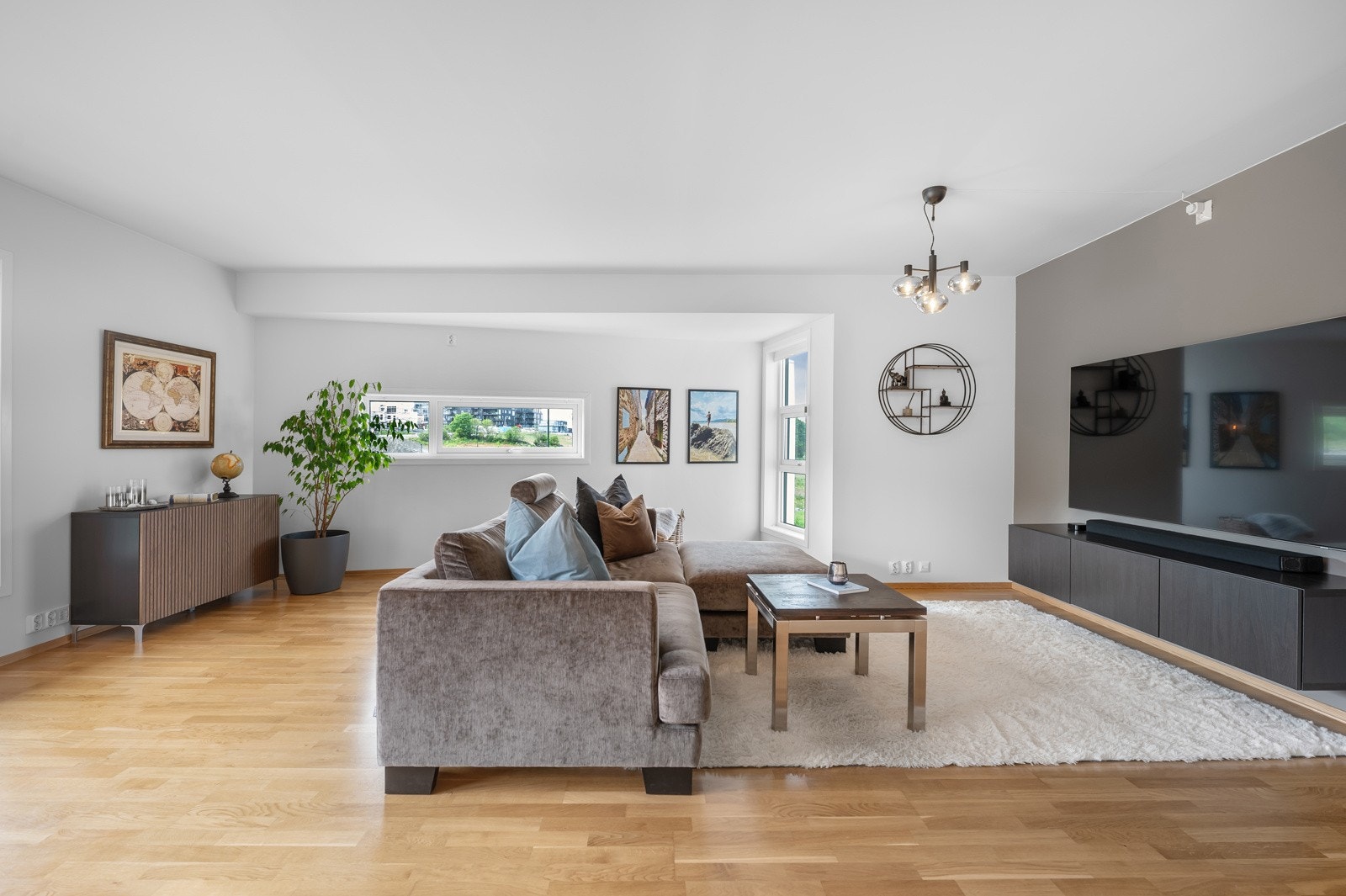 Dette er en lys og moderne hjørneleilighet fra 2014 med høy standard og en effektiv planløsning. Galleribilde