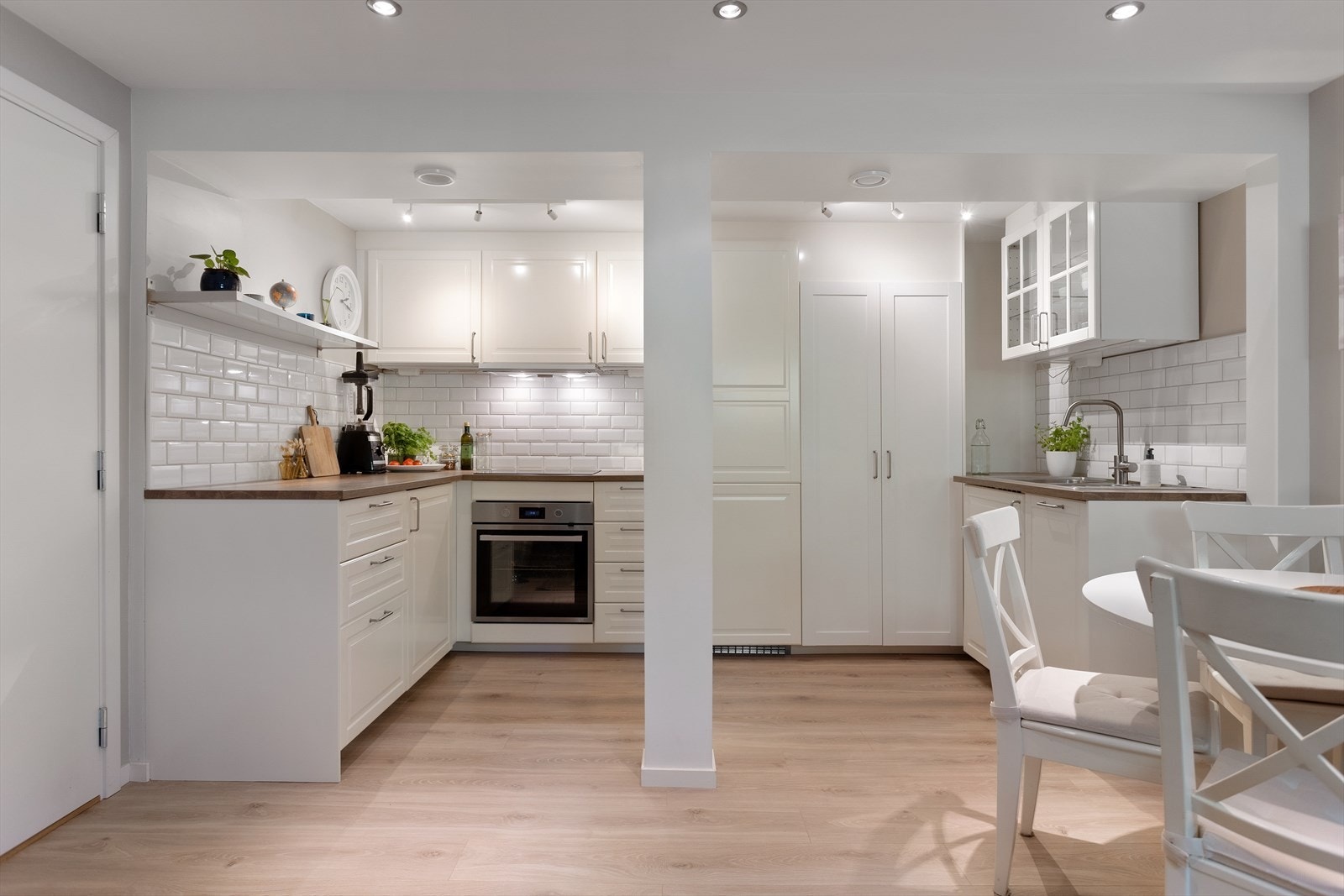 Det er mekanisk avtrekk montert i boligen. Ventilasjonsaggregat i underetasje fra 2006. Galleribilde