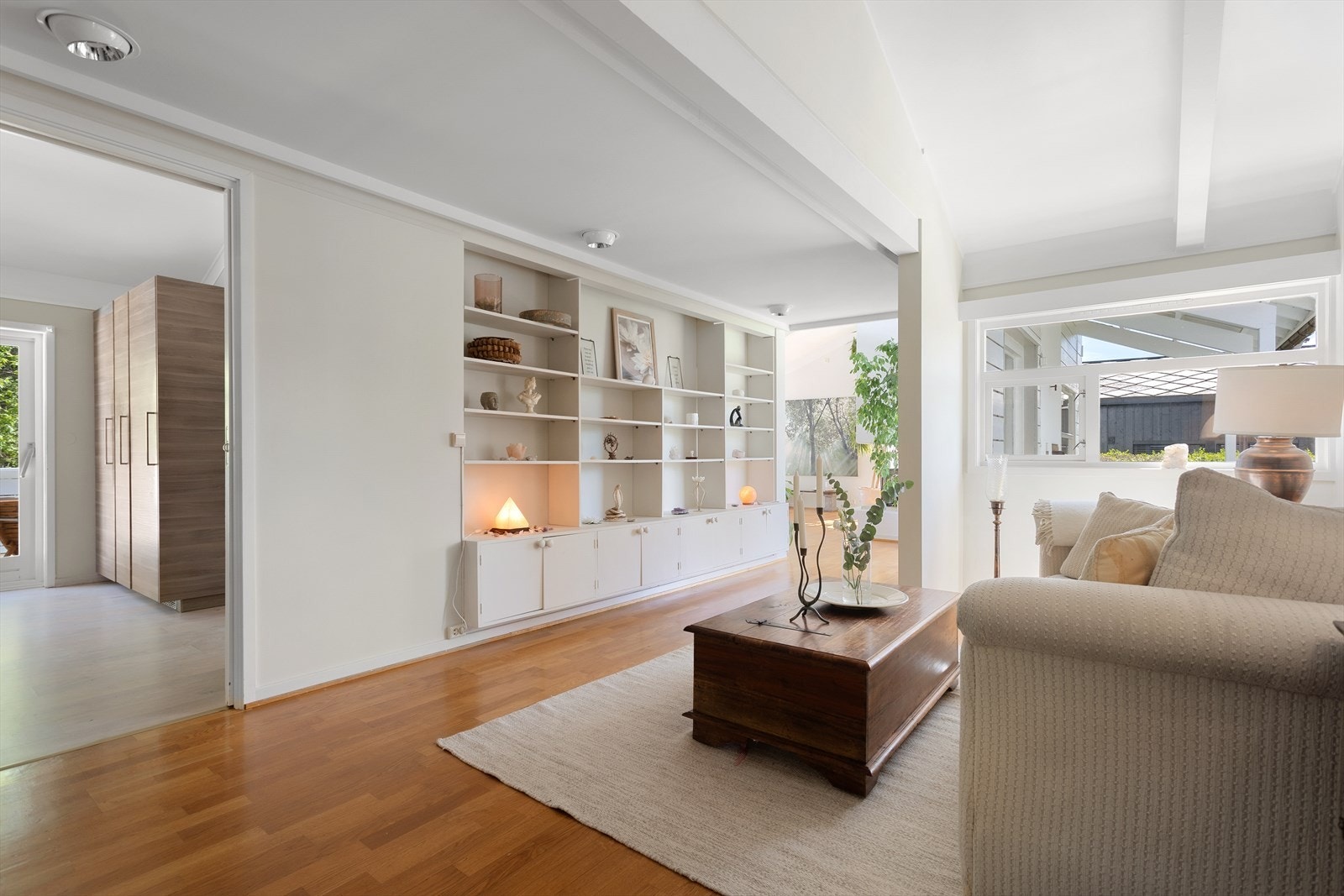 Plassbygde bokreoler medfølger. Galleribilde