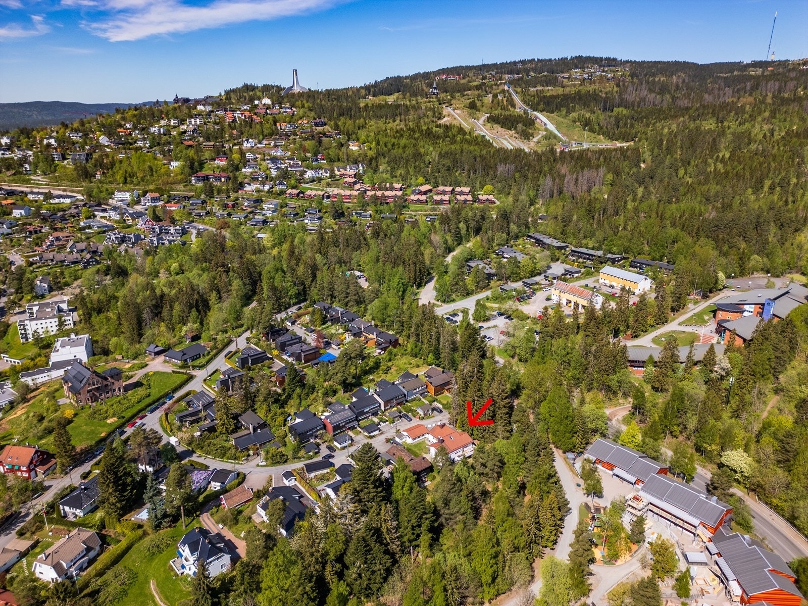 Eiendommen, markert med rød pil ligger innerst i blindvei og er et meget barnevennlig og trygt område. Galleribilde