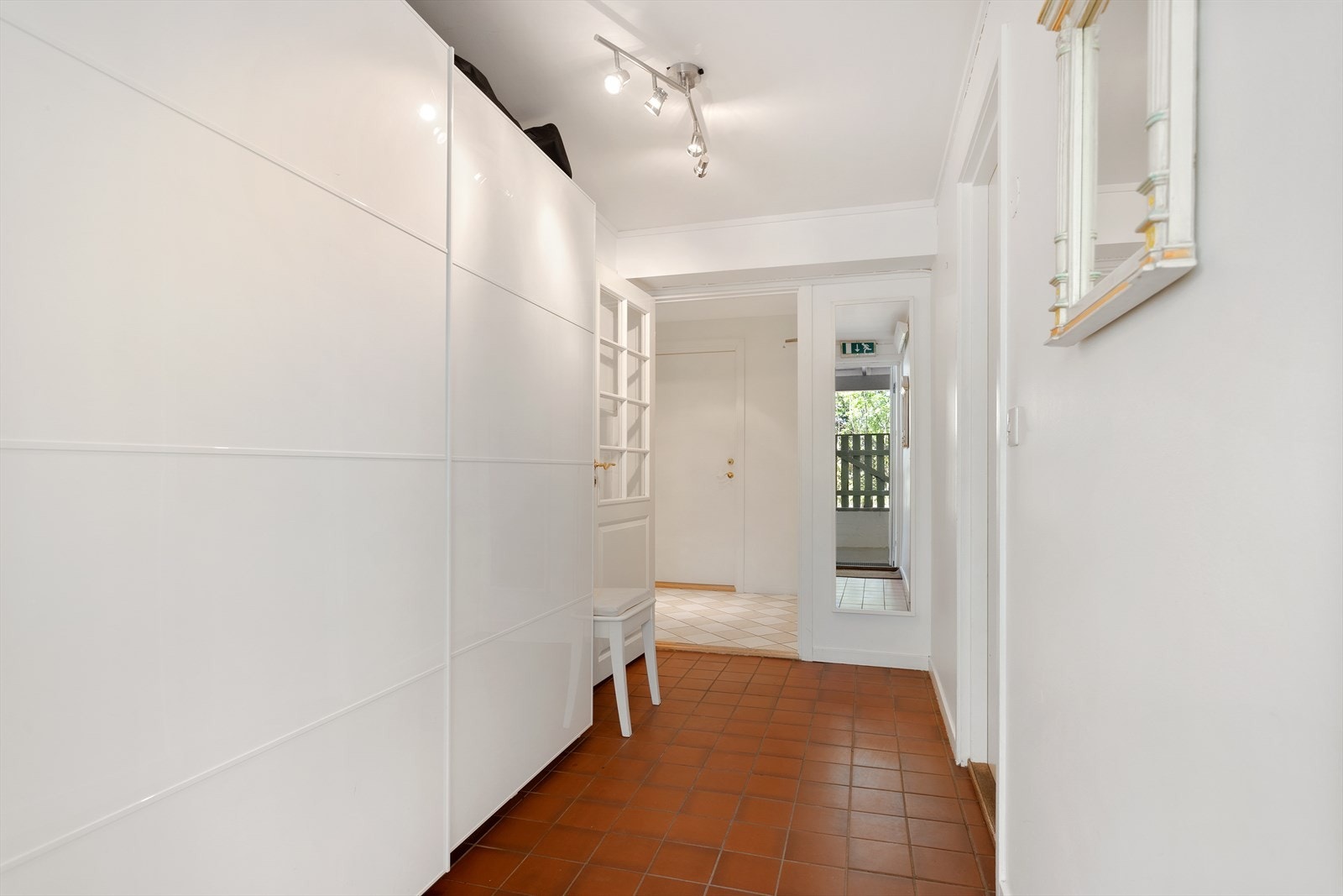 Egen inngang til kjeller fra boligens øst og sydside. Galleribilde