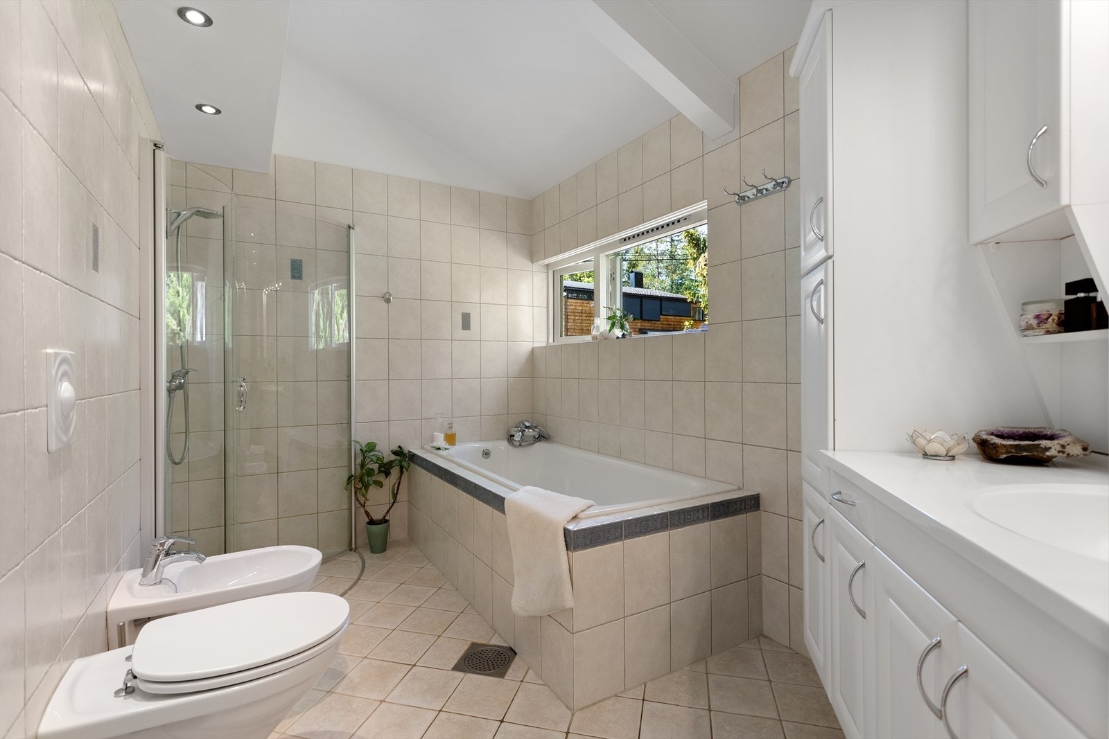 Stort og pent flislagt bad i 1. etasje. Galleribilde