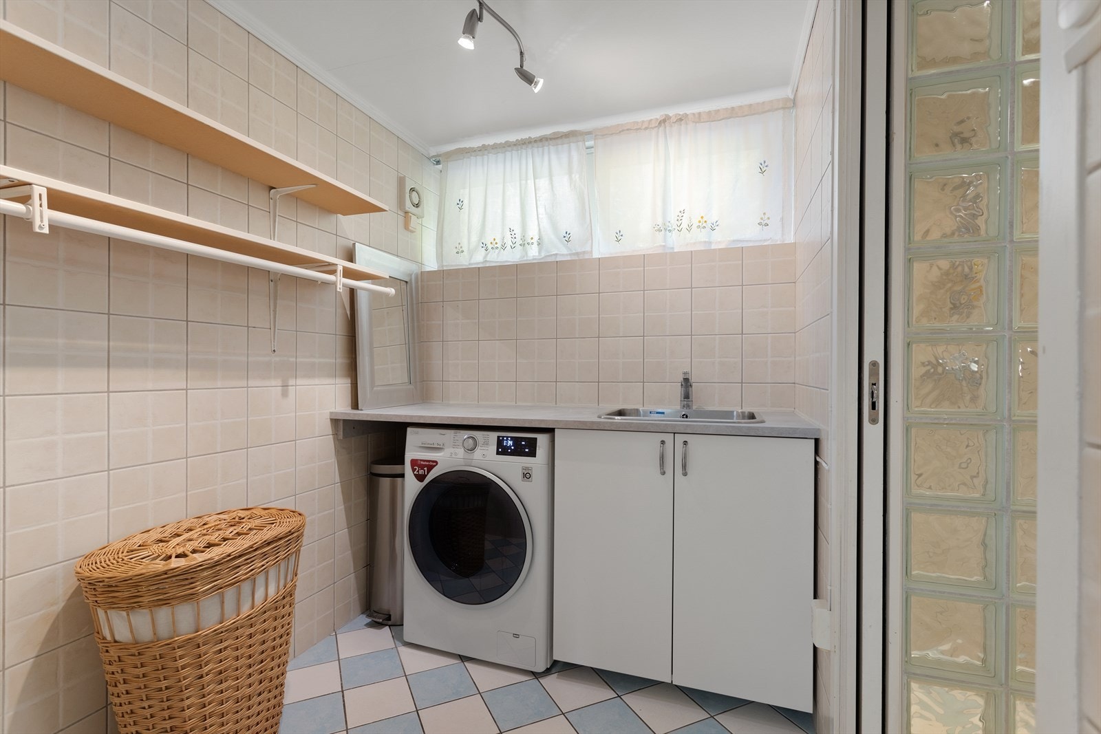 Stort og romslig vaskerom møter deg før du kommer videre inn til selve badet. Galleribilde