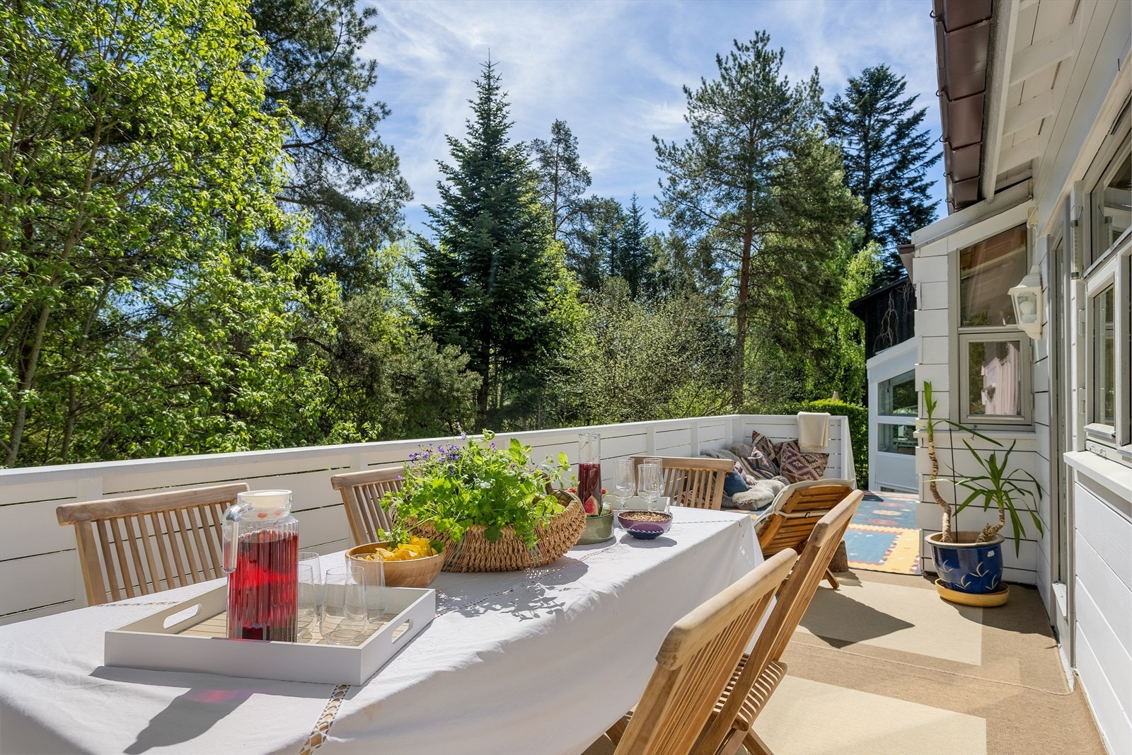 Terrassen er østvendt og er det perfekte stedet å nyte frokosten. Galleribilde