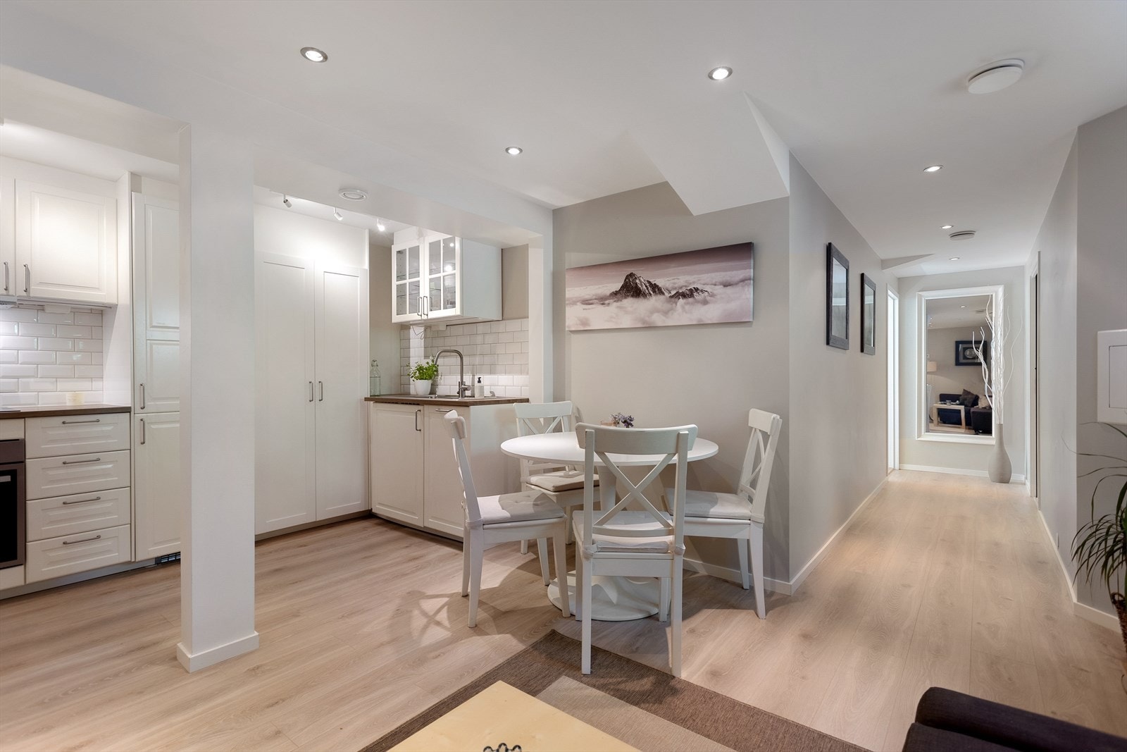 I underetasjen har nåværende eier fått bruksendret og pusset opp deler av etasjen. Denne delen leies i dag ut av selger for kr. 14.000,- pr. mnd. Galleribilde