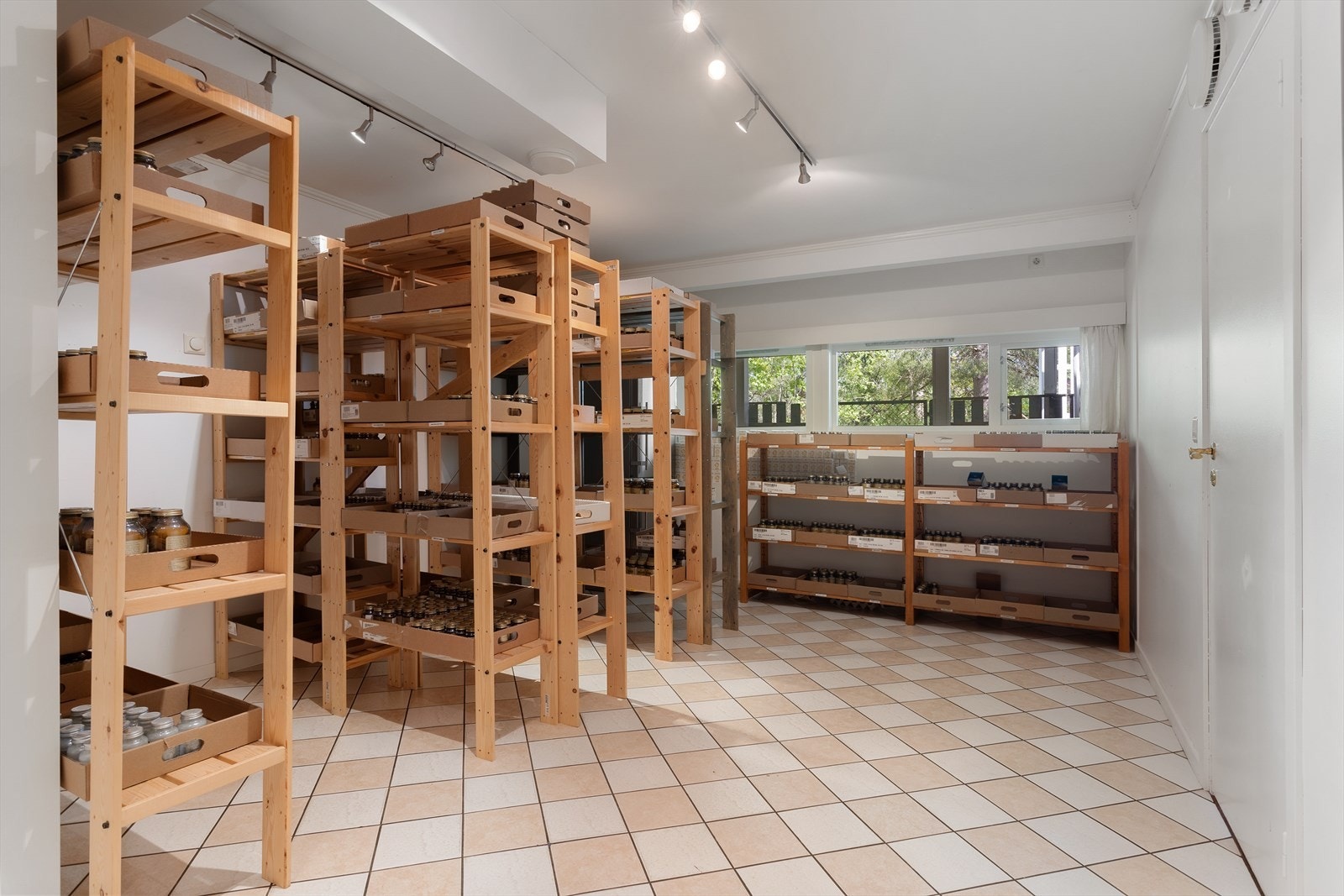 Selger har brukt store deler av underetasjen som lager/ kontorlokale. Dette rommet er omsøkt og godkjent som kjellerstue. Galleribilde