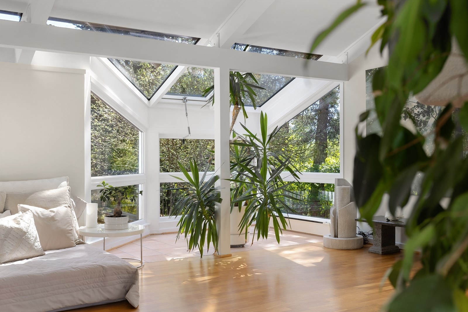 Glasskarnappet i stuen lar naturen og lyset slippe inn i boligen. Galleribilde