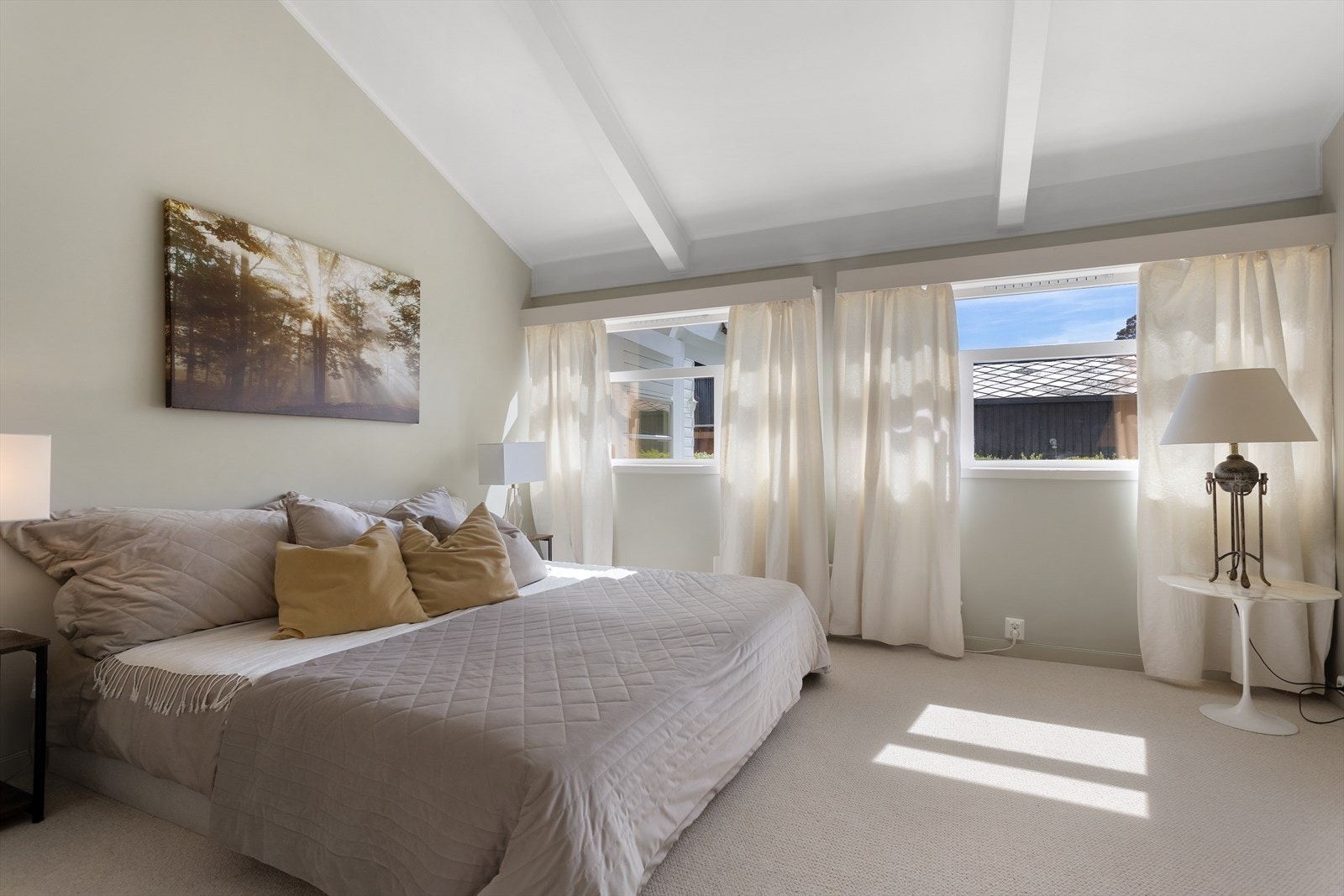 Dette soverommet var opprinnelig to soverom. Det er fullt mulig å sette opp igjen lettveggen mellom rommene for å få etablert to barnerom her i 1. etasjen. Galleribilde