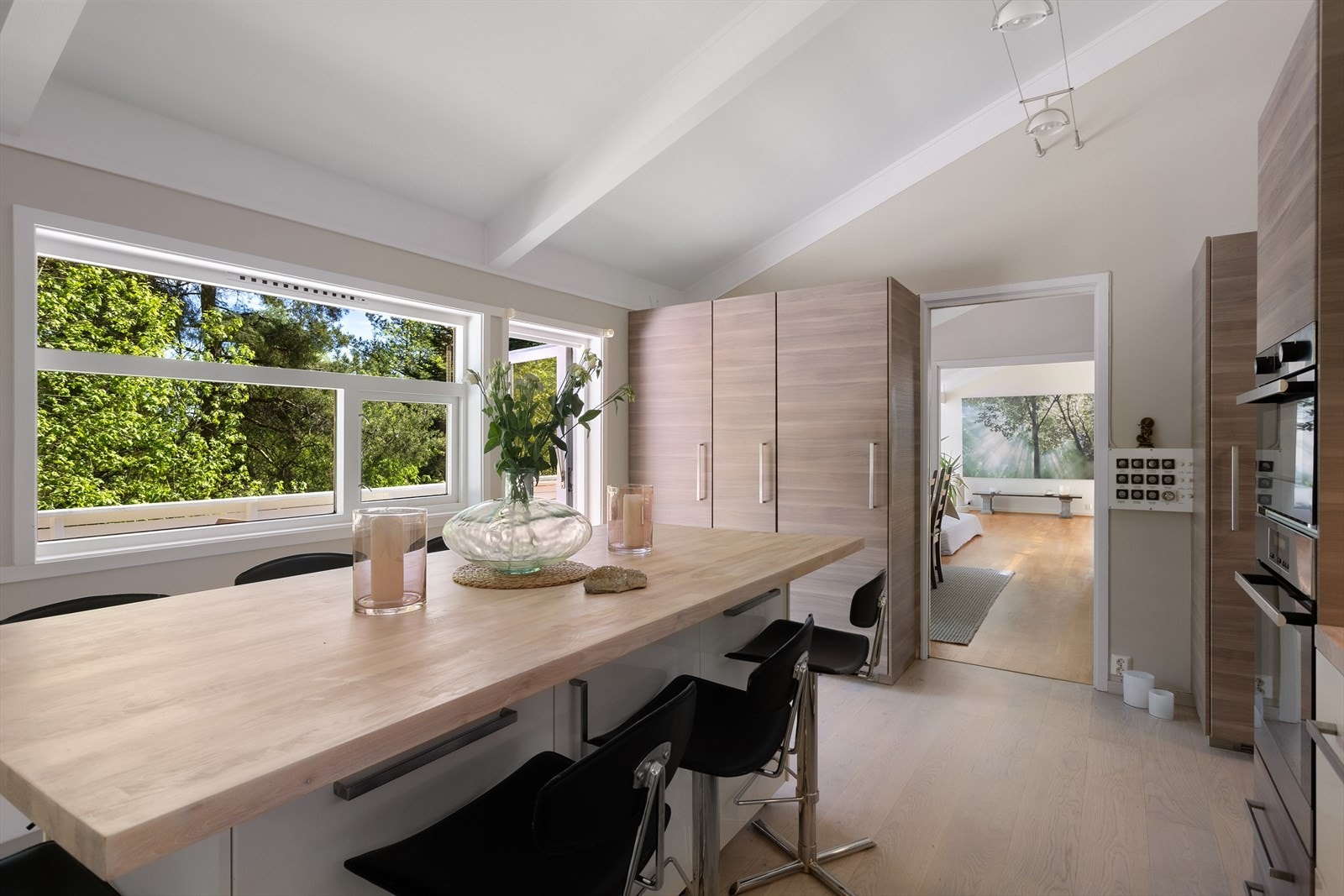 Kjøkkenet har alle hvitevarer integrert og medfølgende. Galleribilde