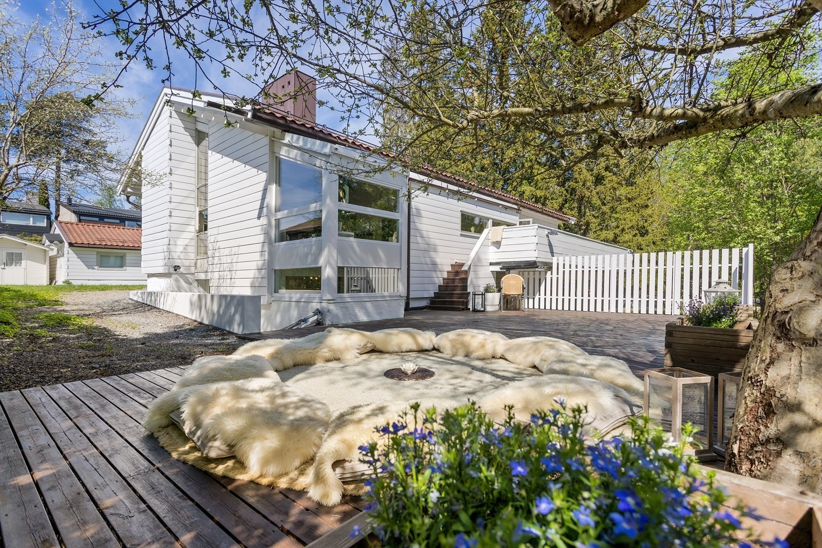 Det er to eksterne innganger til kjeller. Galleribilde