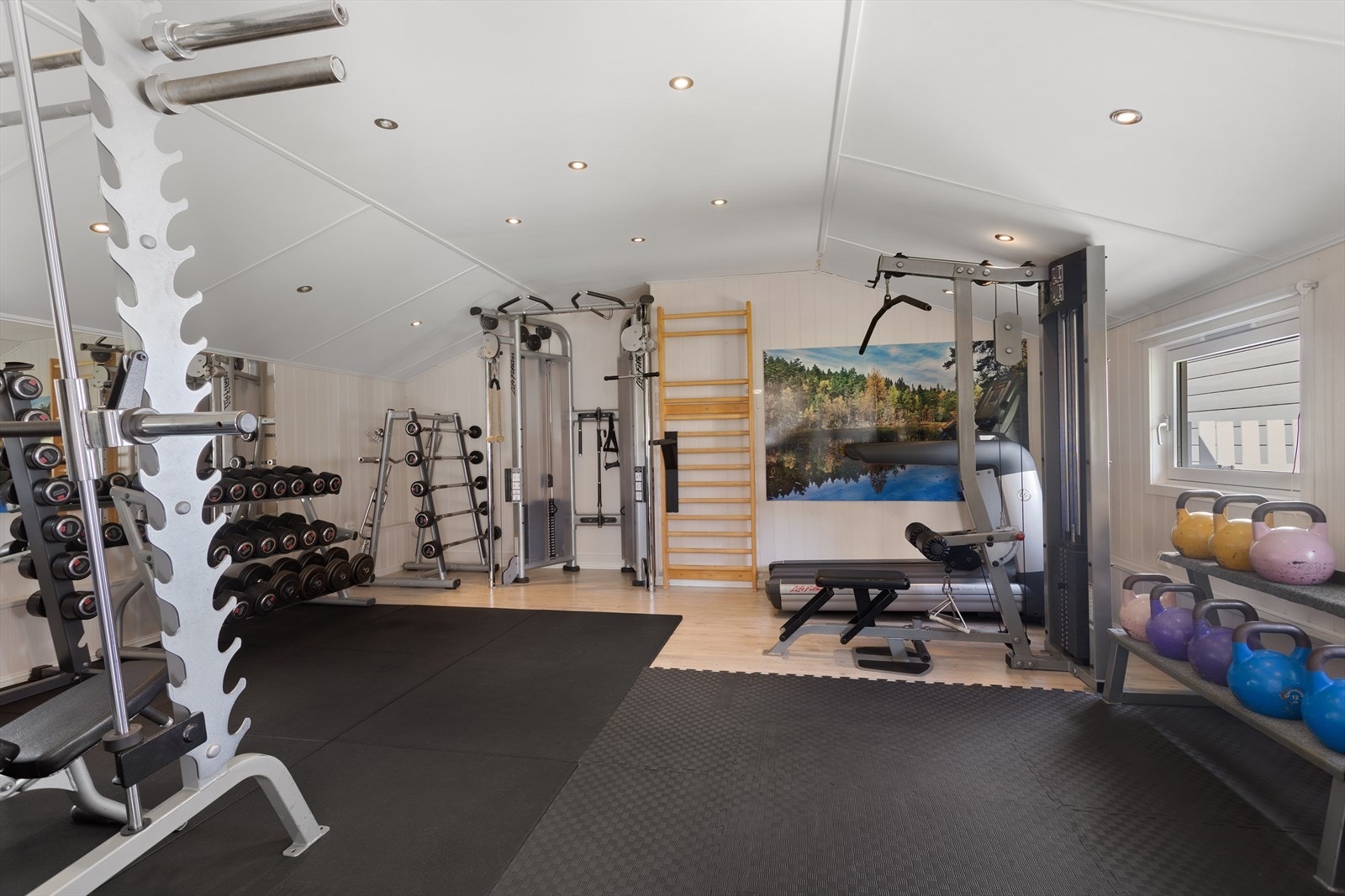 Garasjen er blitt ombygget og benyttes i dag som trimrom/gym. NB! Dette er ikke omsøkt og opprinnelig formål er garasje. Galleribilde