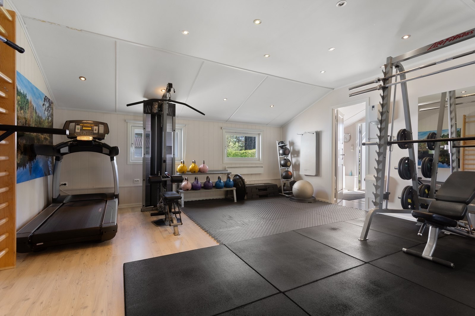 Innredningen i gymmen kan medfølge etter særskilt avtale med selger. Galleribilde