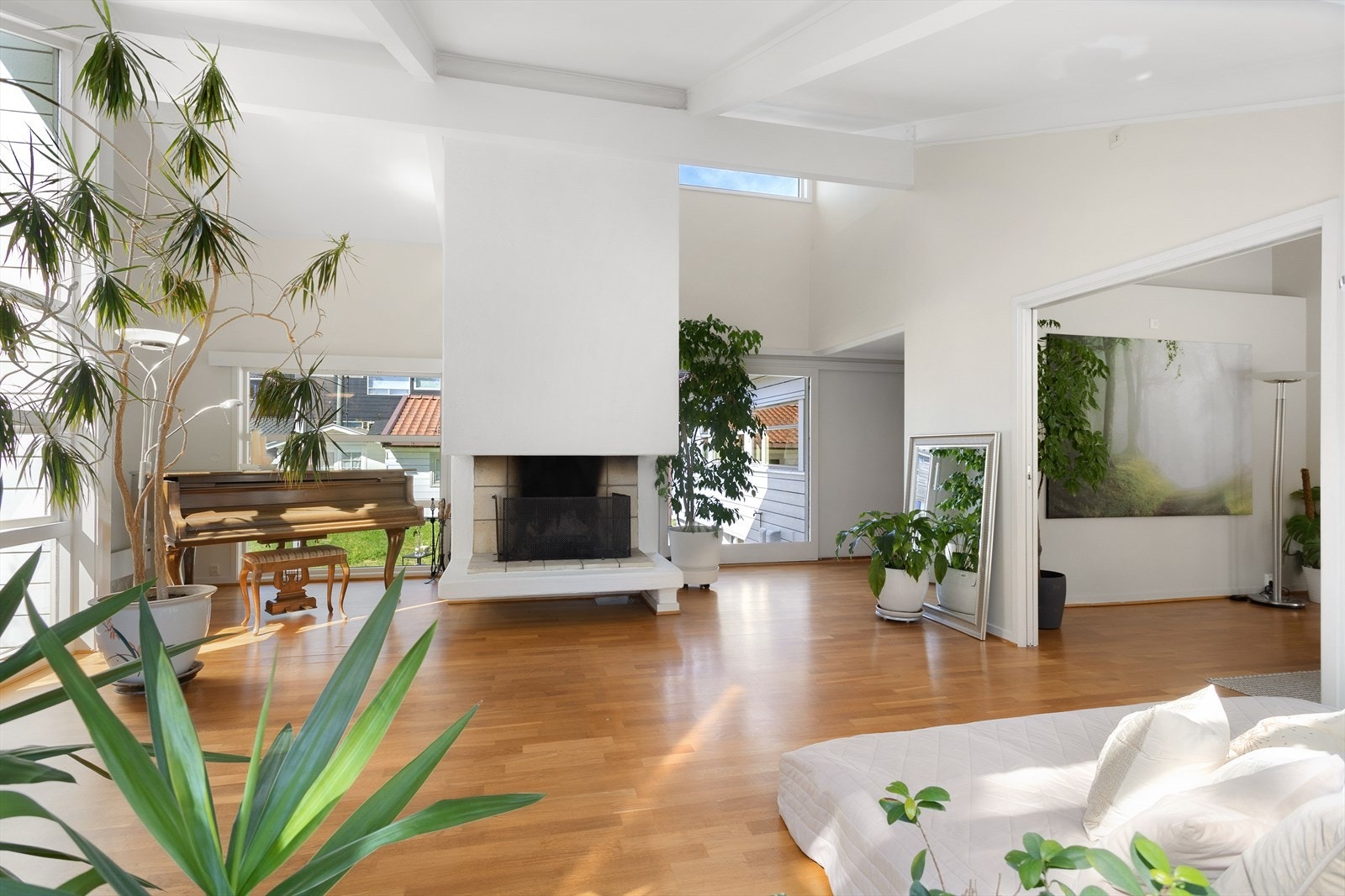 Den store åpne vedfyrte peisen har to pipeløp, ett fra innsiden og det andre som er koplet til peisen mot hagen. Galleribilde