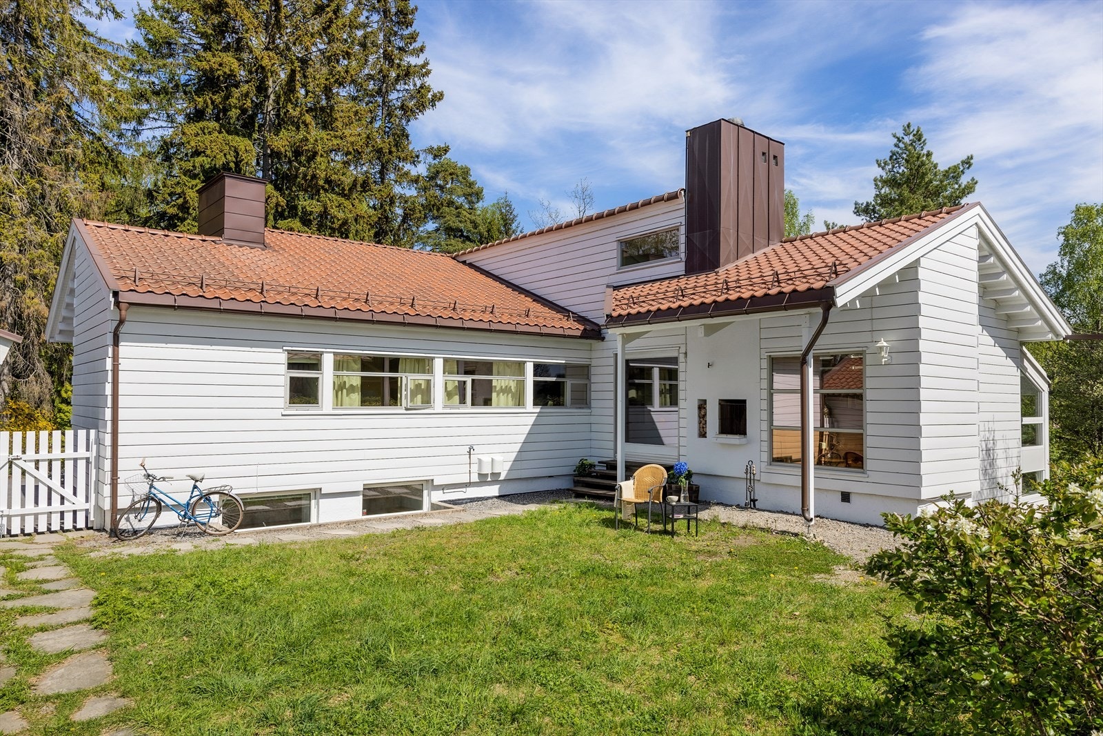 Du har store og flotte uteplasser som omkranser boligen. Legg forøvrig også merke til den utvendige peisen. Galleribilde