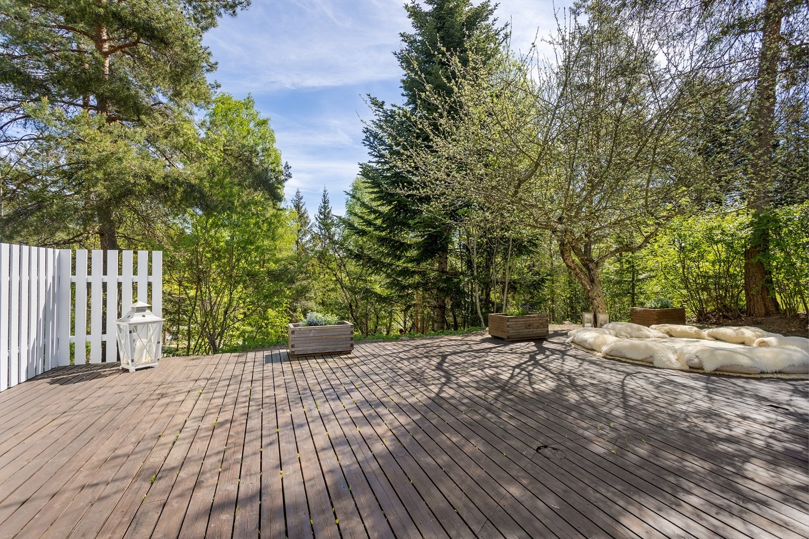 Her har du også en stor og flott platting som er et perfekt sted å nyte yoga. Galleribilde