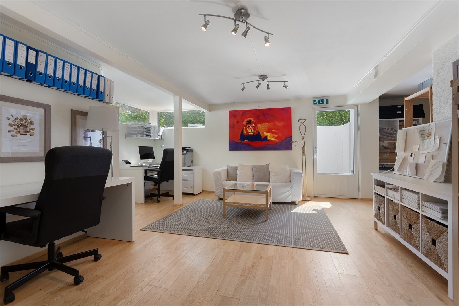 Denne delen benyttes i dag som kontor (med egen inngang fra sydsiden av huset). Rommet er godkjent som kjellerstue. Galleribilde